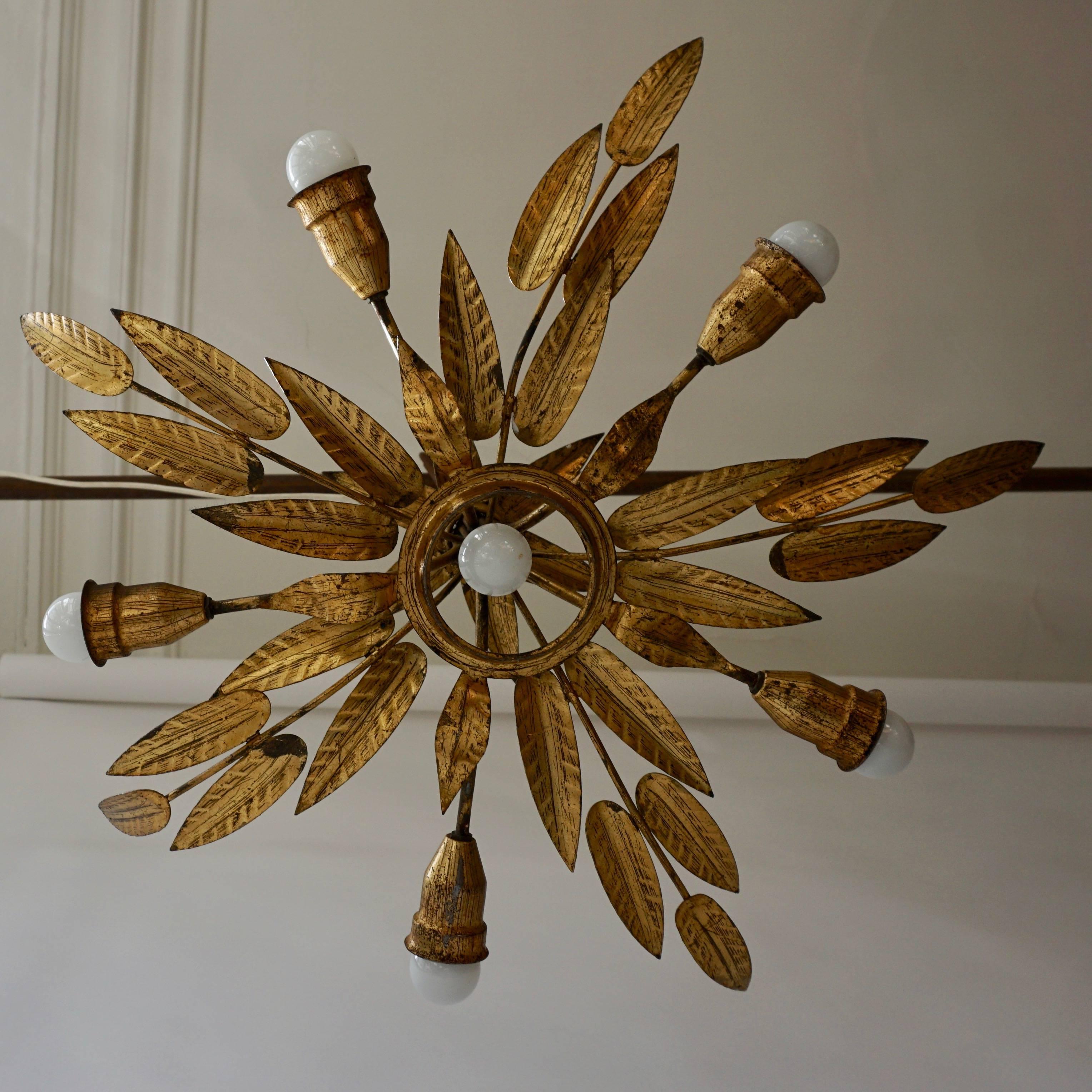 Hollywood Regency gilded brass starburst flush mount chandelier.
Measure: Diameter 70 cm.
Height 25 cm.
Six E27 bulbs.