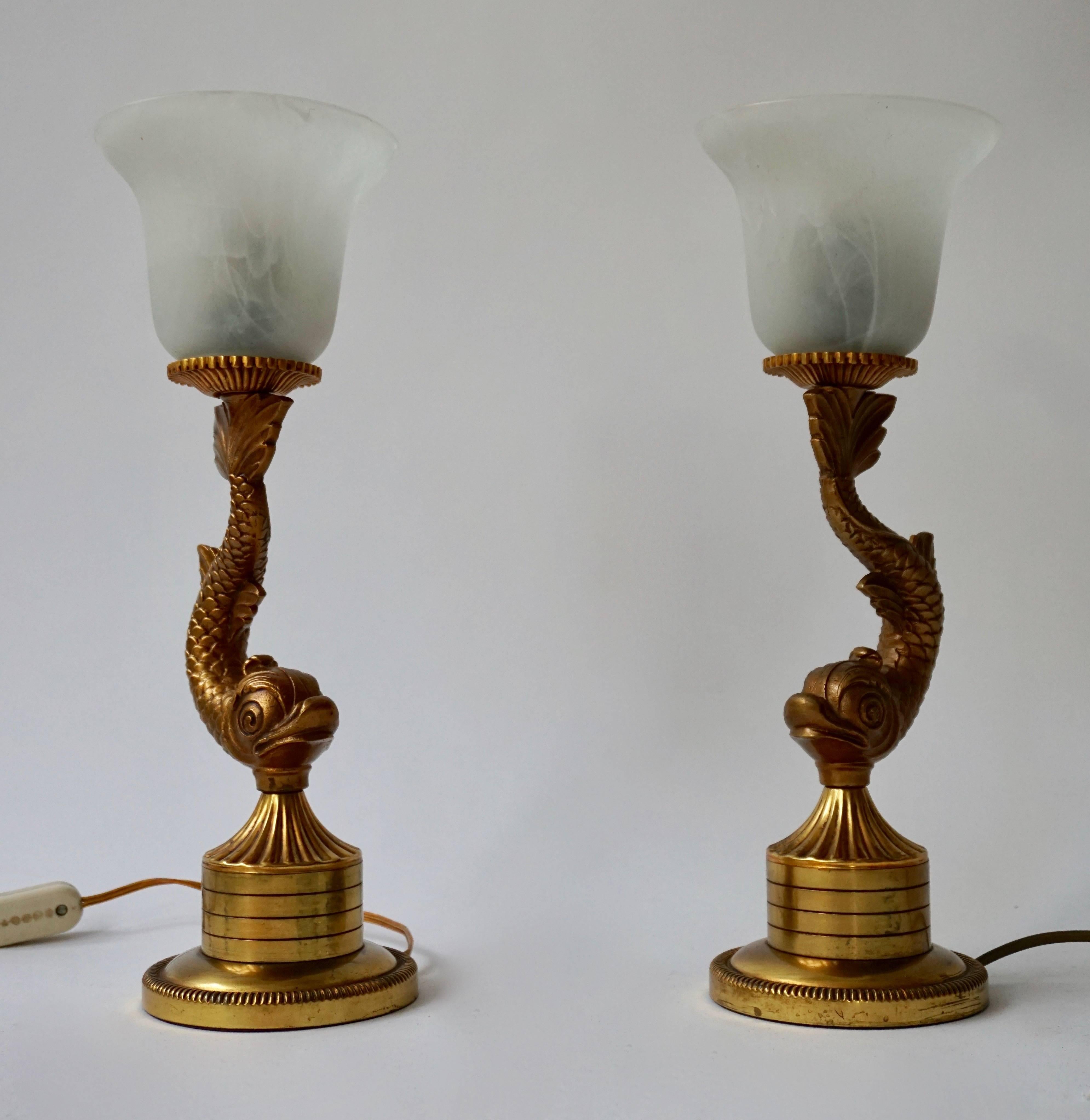 Paire de lampes de bureau style japonais des années 1950 en forme de dragon serpentin et de poisson koï Bon état - En vente à Antwerp, BE