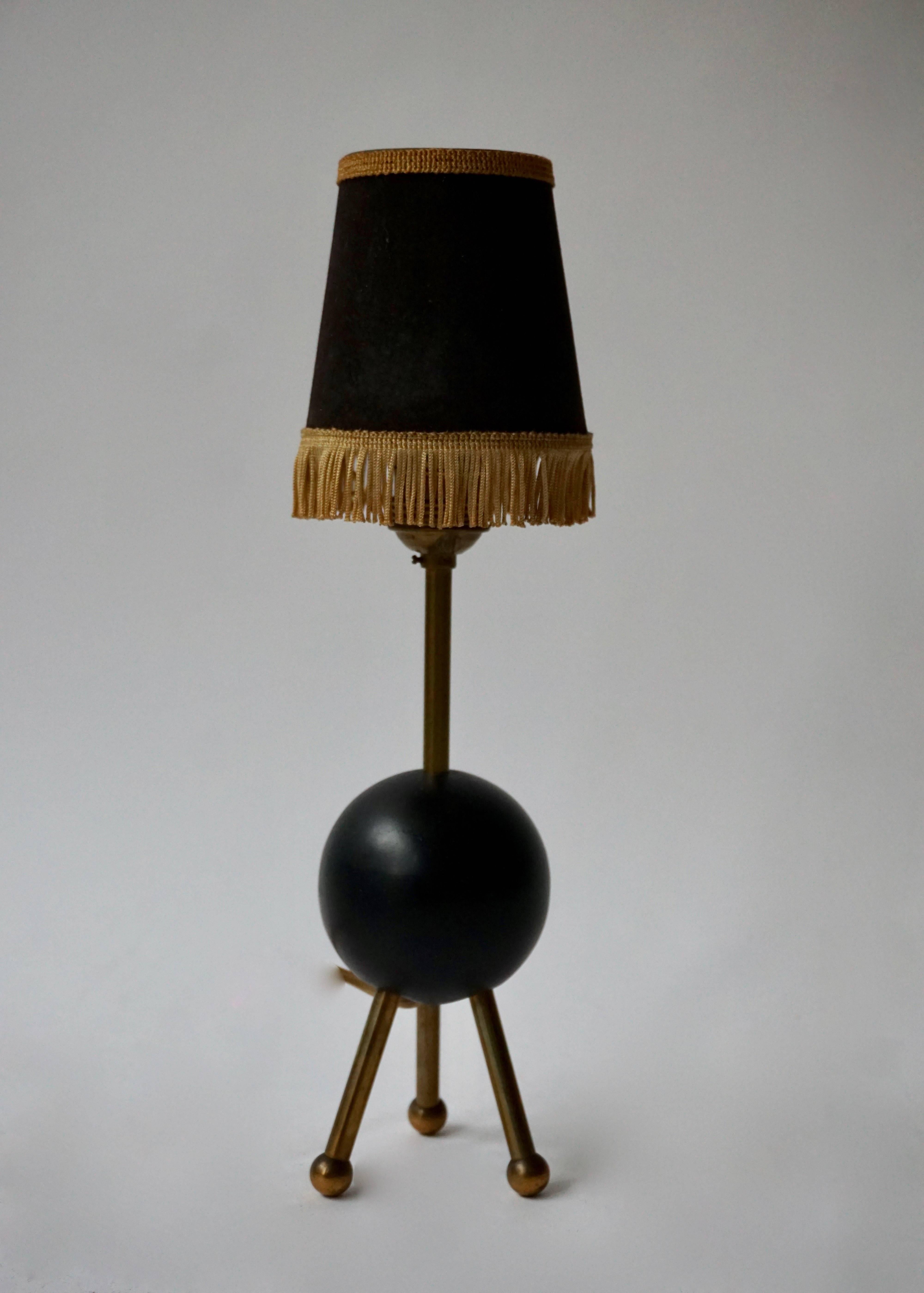 Italian 1950s brass table lamp.
Height with shade:38 cm.
Height without shade:28 cm.
Diameter bace 9 cm.

Shade is not included in the price.