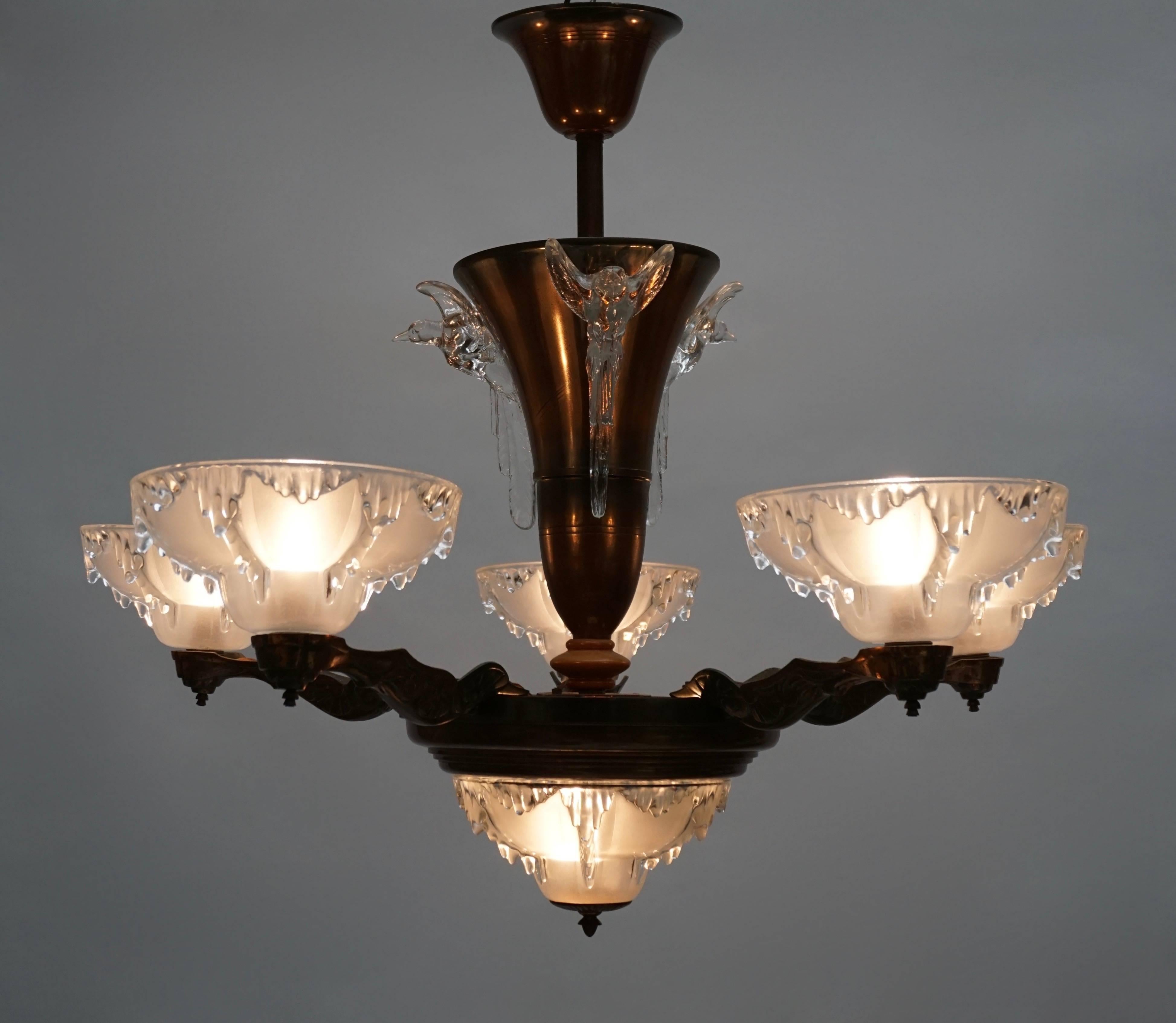 Lampadario Art déco.
Diametro: 80 cm.
Altezza: 68 cm.
Sei lampadine con attacco bajonet B22.