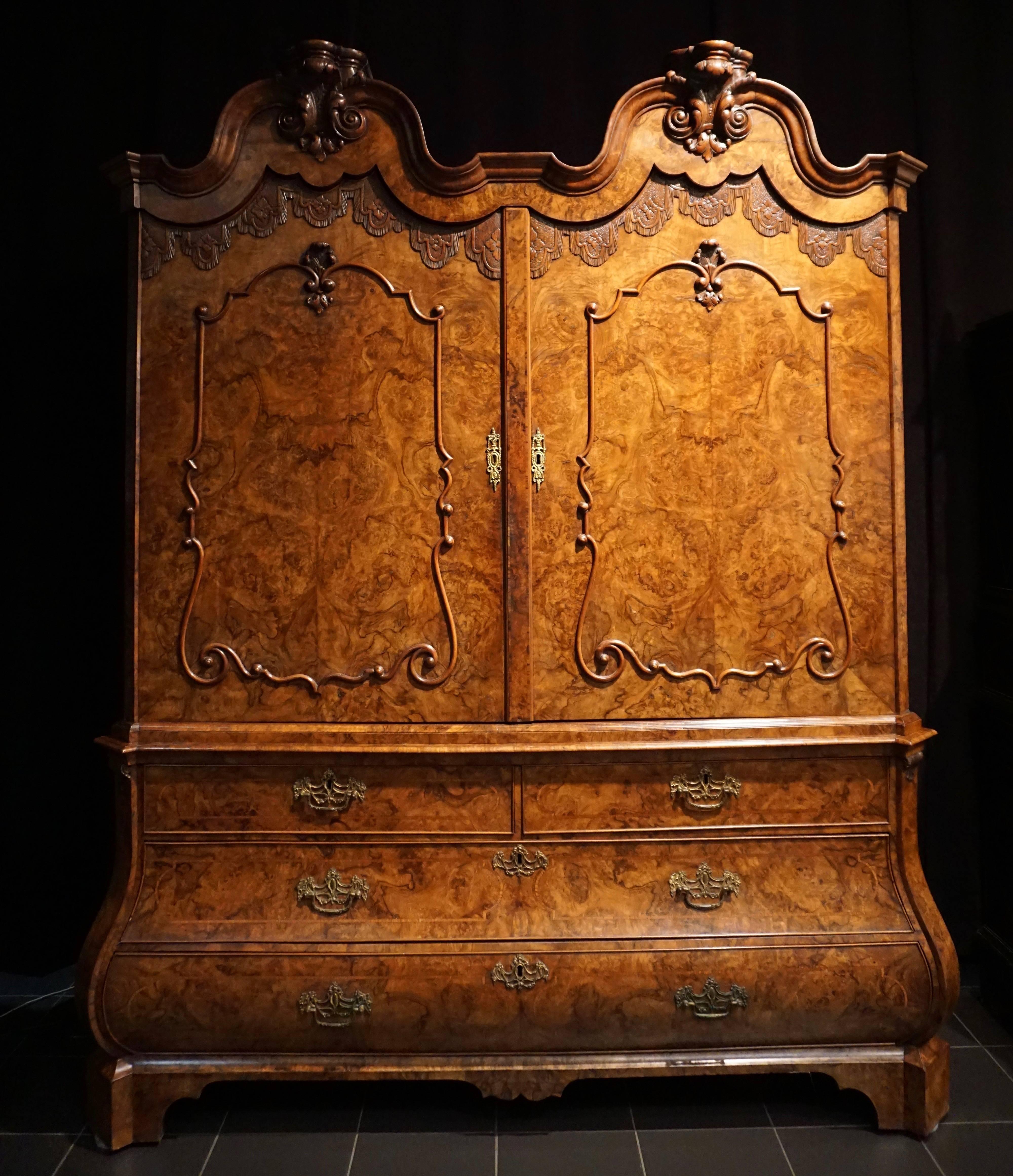 A very fine and rare burr walnut and walnut double domed cupboard; Holland, circa 1700.
Resting on bracket feet, the base has two large drawers a pair of half - width drawers, protruding on the bottom and inlaid with cross banded geometric ornament.