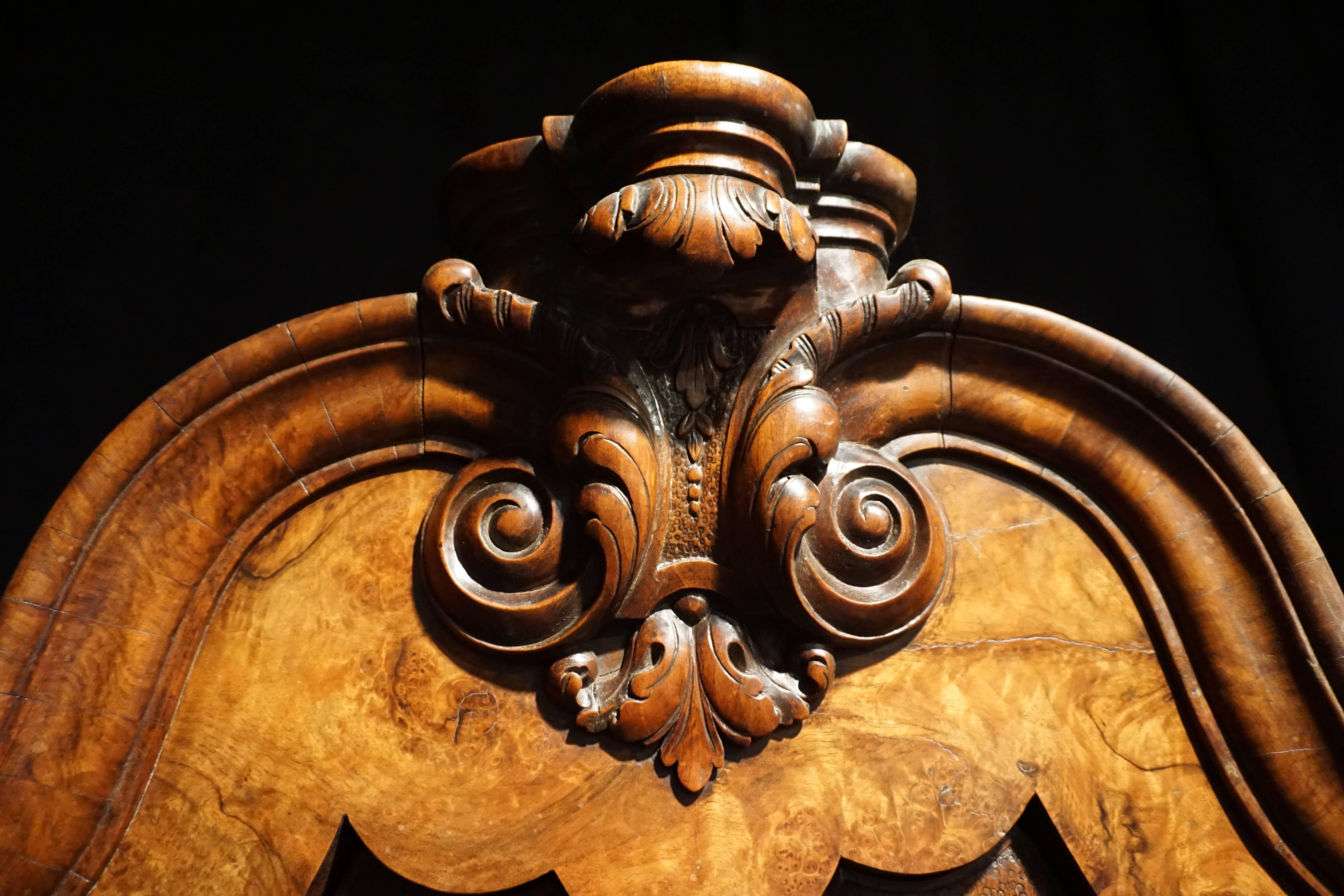 Belle armoire baroque hollandaise en noyer à double dôme en vente 1