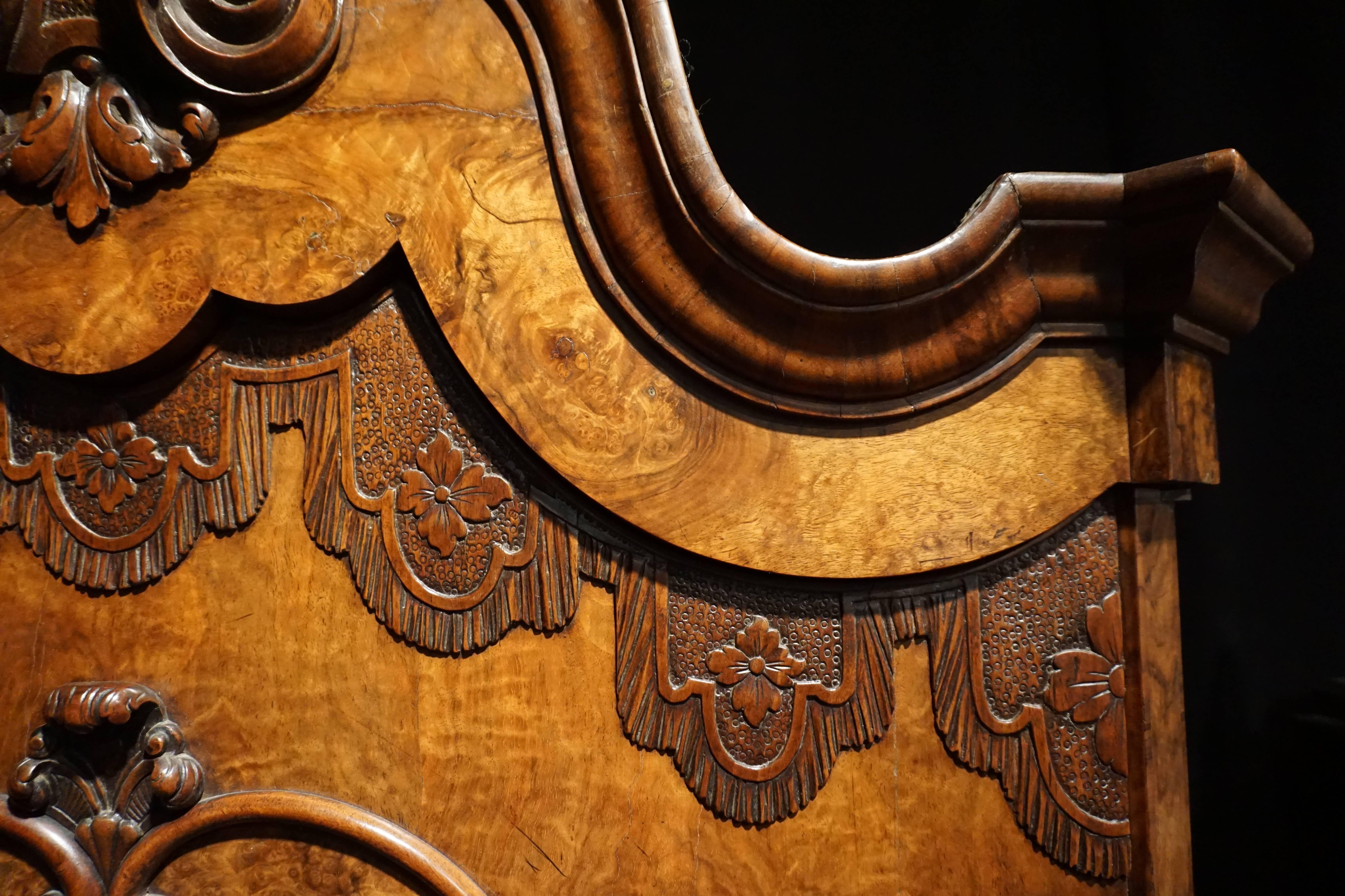 Belle armoire baroque hollandaise en noyer à double dôme en vente 2