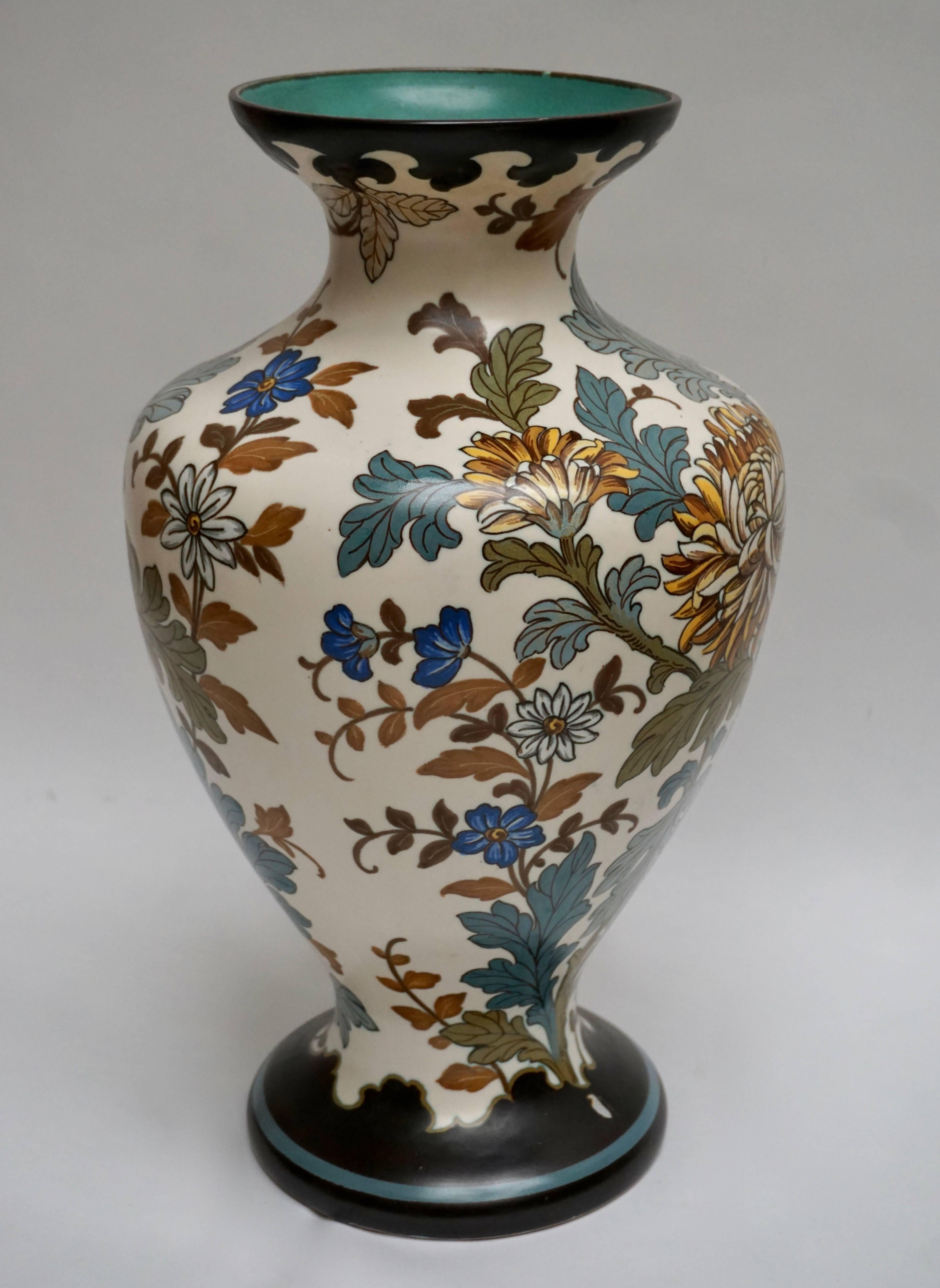 A large five gouda floral decorated vase, marked Koninklijk Gouda, Royal, made in Holland.

In pristine condition.
Measures: Diameter 30 cm.