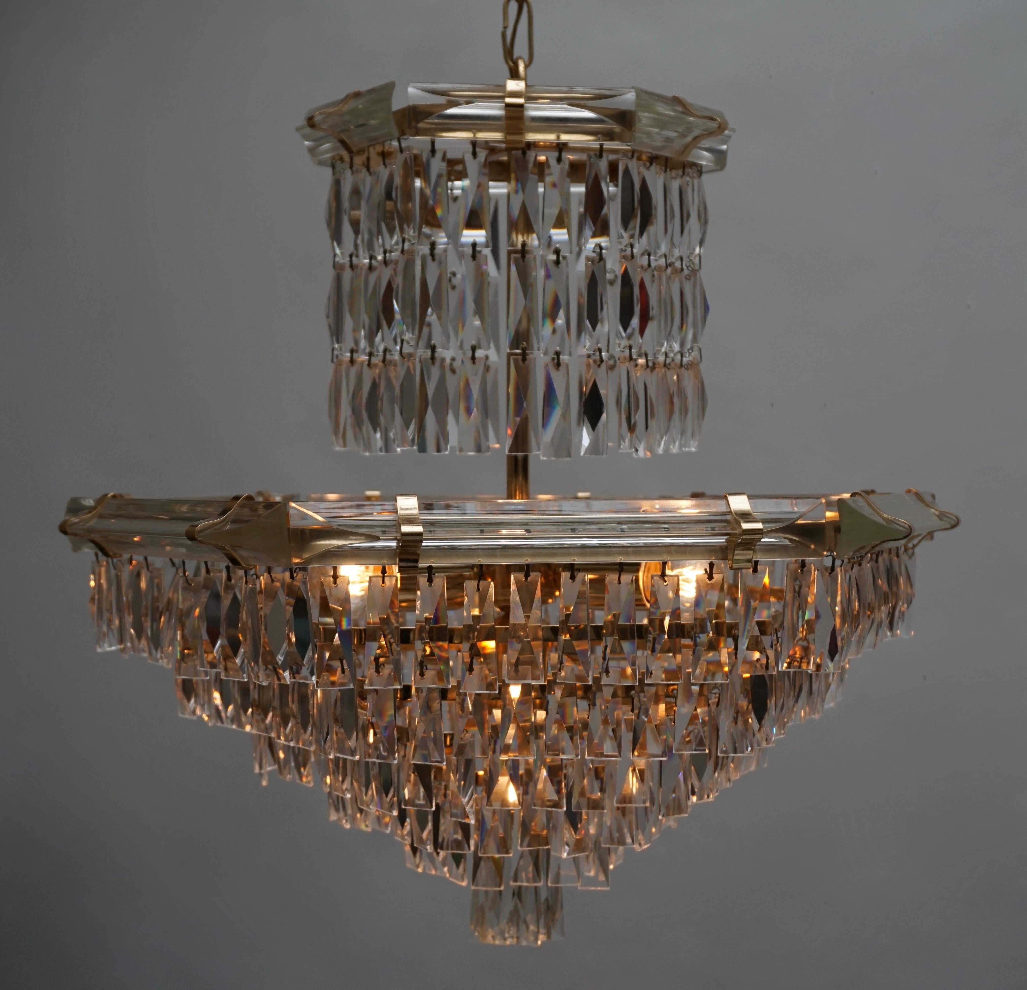 Crystal and Brass Chandelier In Good Condition In Antwerp, BE