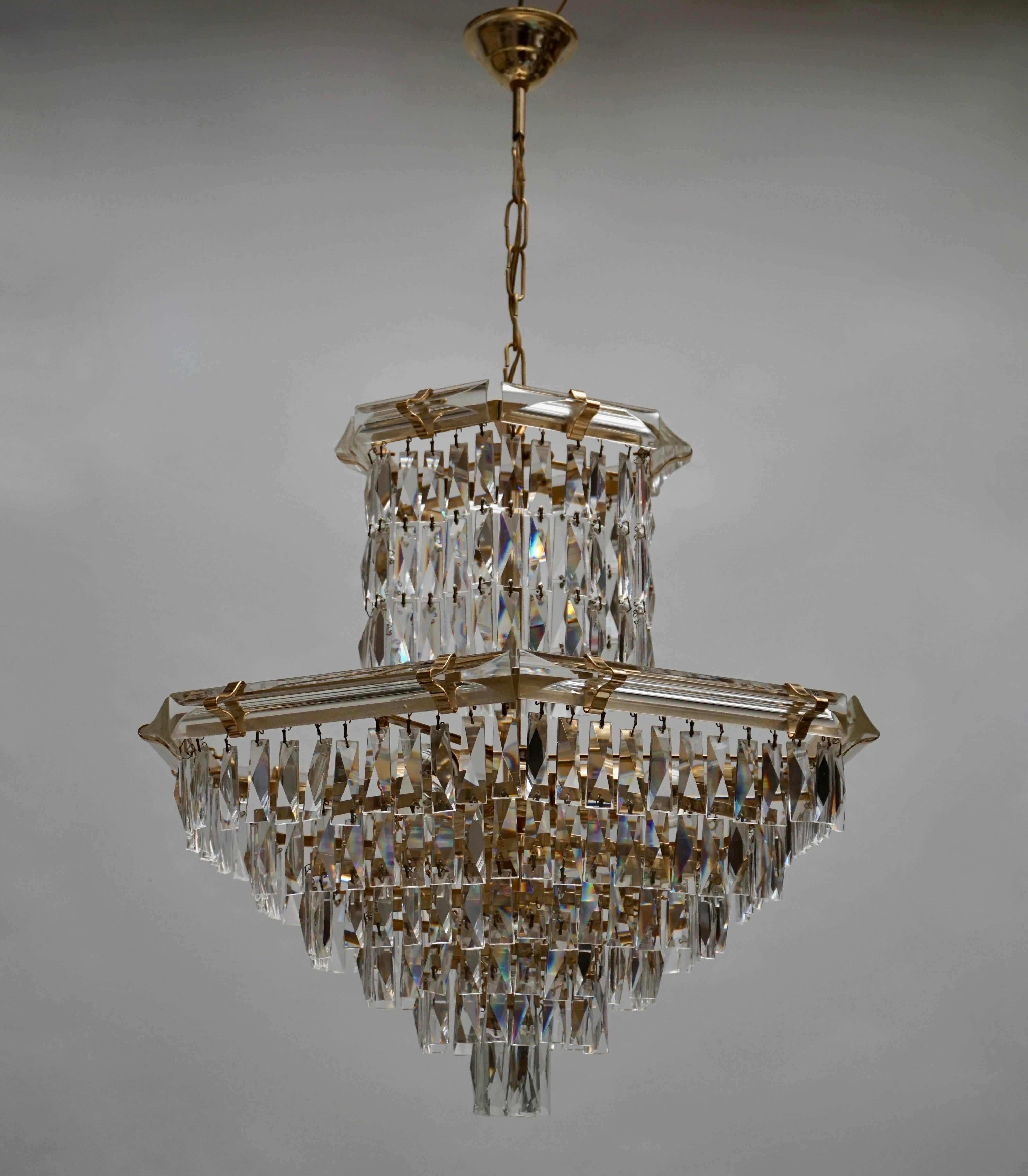 Crystal and brass chandelier.
Measures: Diameter: 55 cm.
Height fixture;50 cm.
Total height with the chain;80 cm.
Four E27 bulbs.