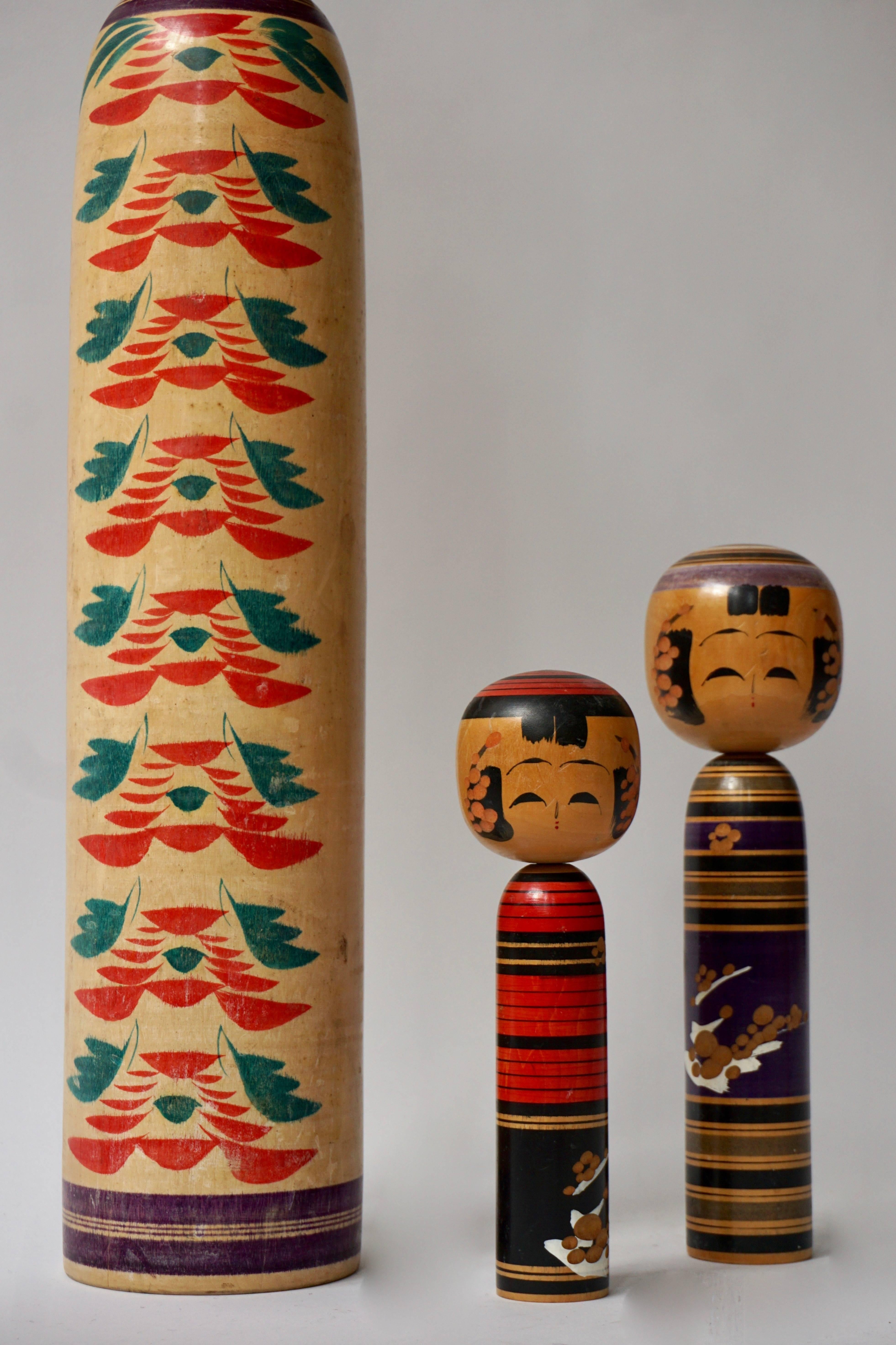 Kokeshi (こけし こけし, kokeshi) sind japanische Puppen, die ursprünglich aus Nordjapan stammen. Sie sind aus Holz handgefertigt, haben einen einfachen Rumpf und einen vergrößerten Kopf mit ein paar dünnen, aufgemalten Linien, die das Gesicht definieren.