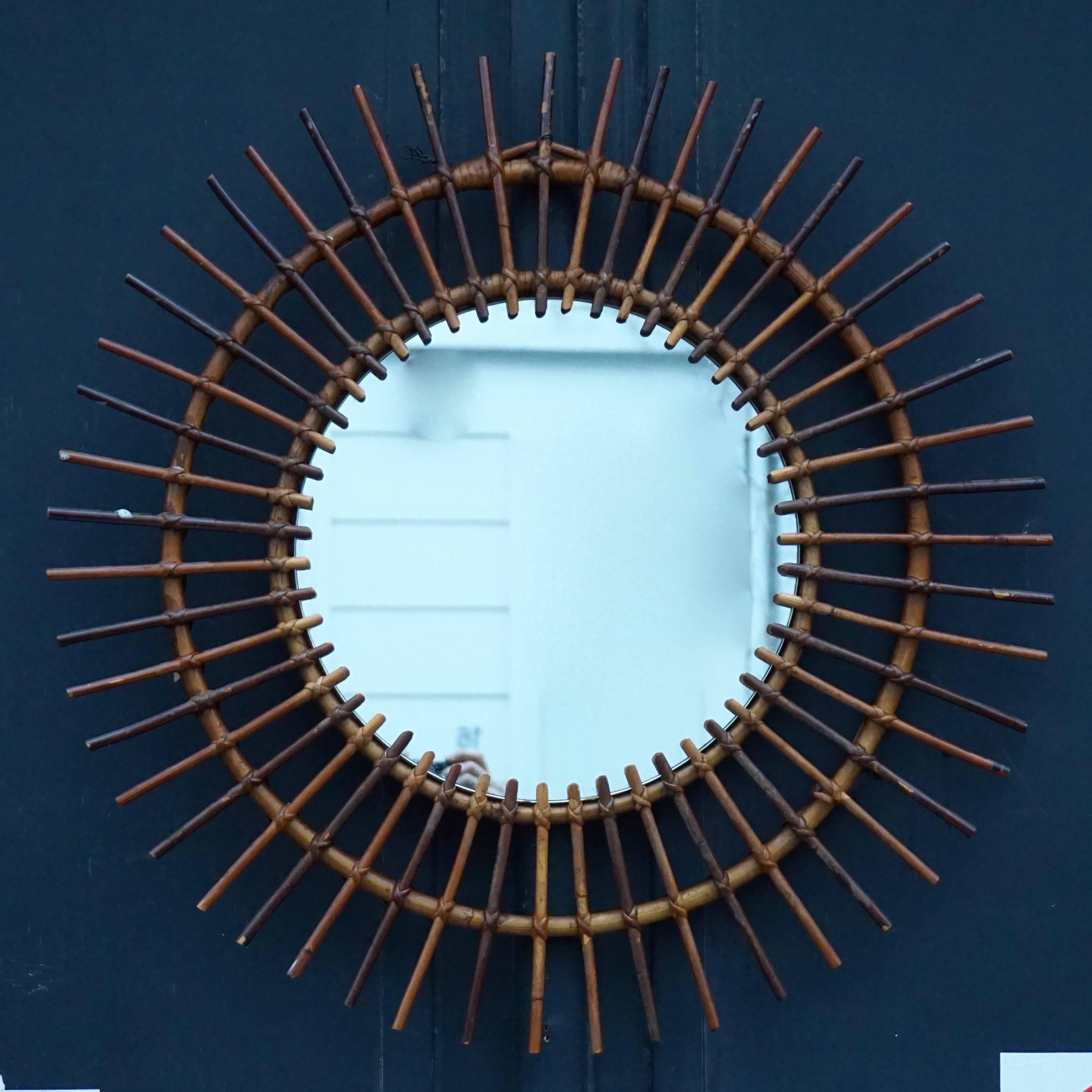 1960s Italian Rattan sunburst mirror.
Diameter:70 cm.