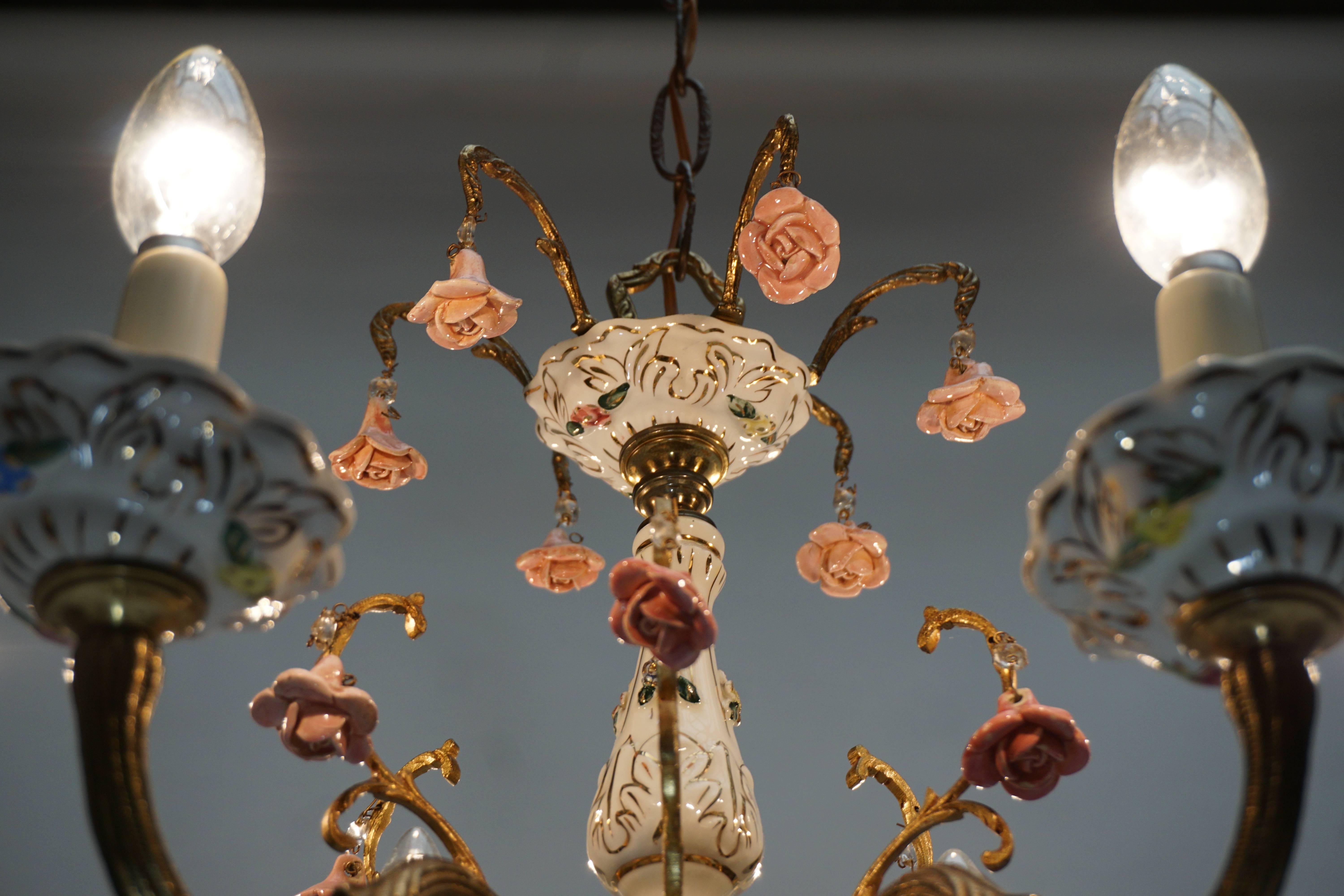 Chandelier in Gilt Iron with Porcelain Flowers In Good Condition In Antwerp, BE