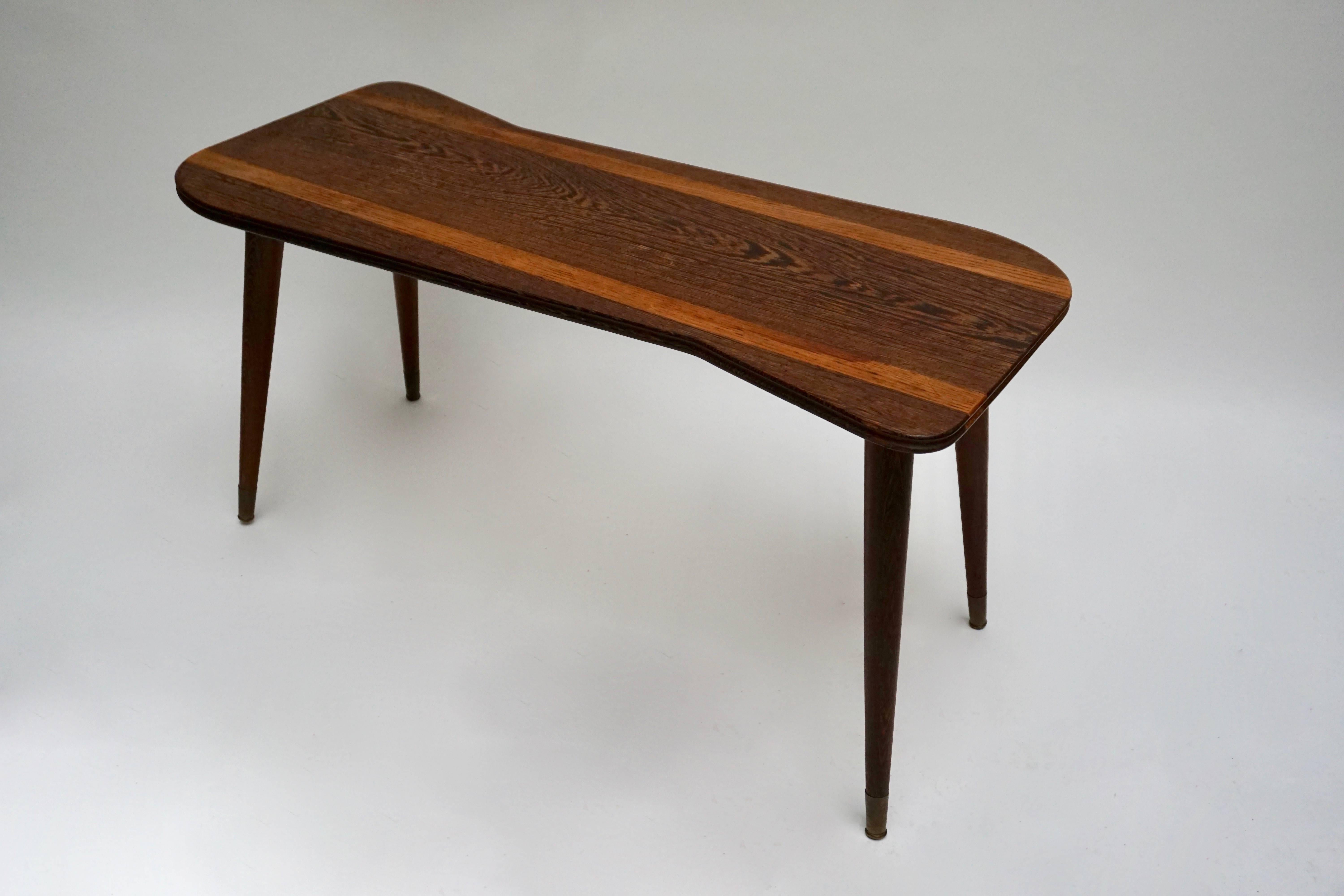 Elegant table basse en bois de wenge.
Mesures : Hauteur 49 cm.
Largeur 98 cm.
Profondeur 44 cm.
      