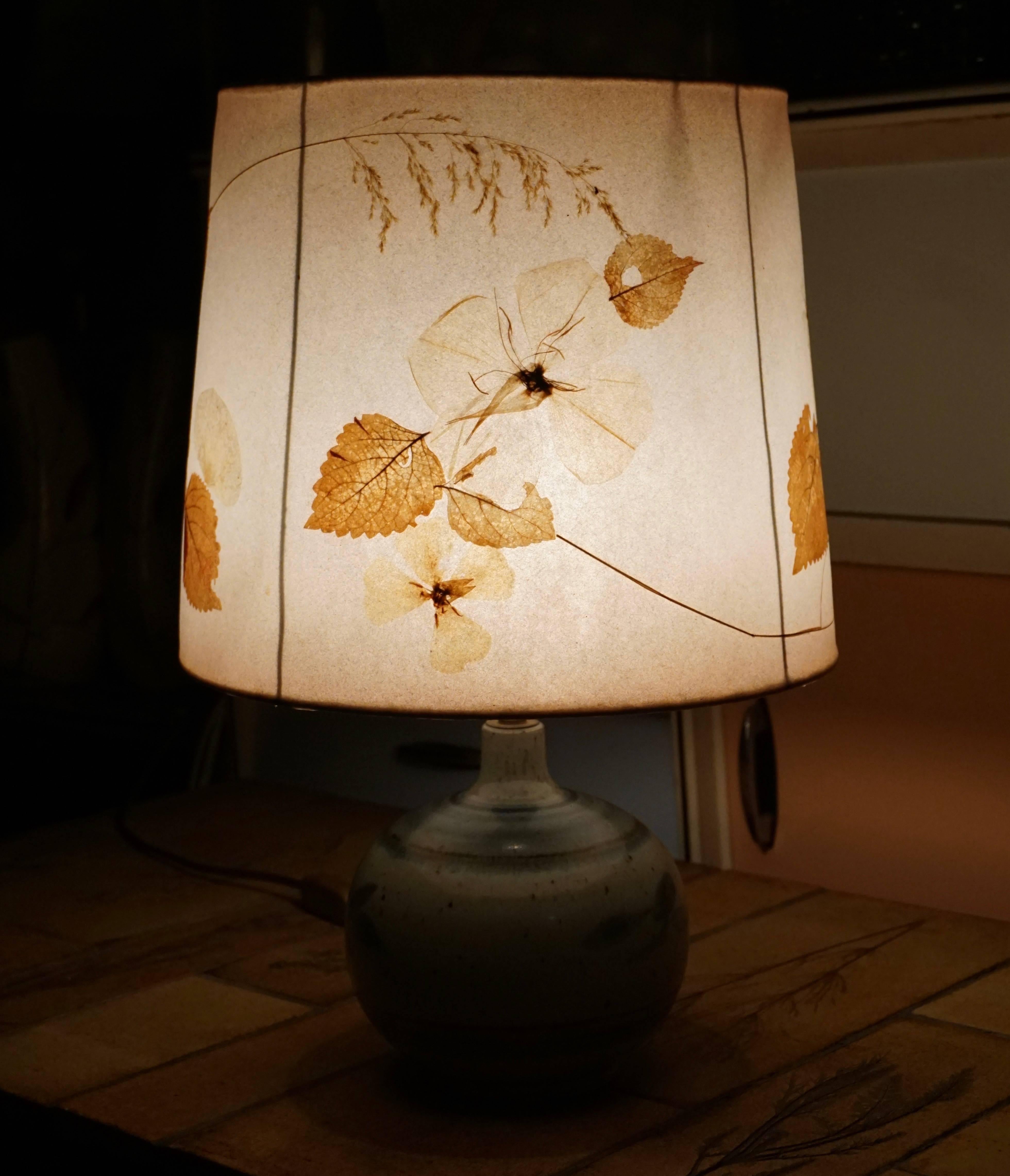 Table lamp with nature leaves lampshade.
Measures: Diameter 32 cm.
Height 49 cm.
One E27 bulb.