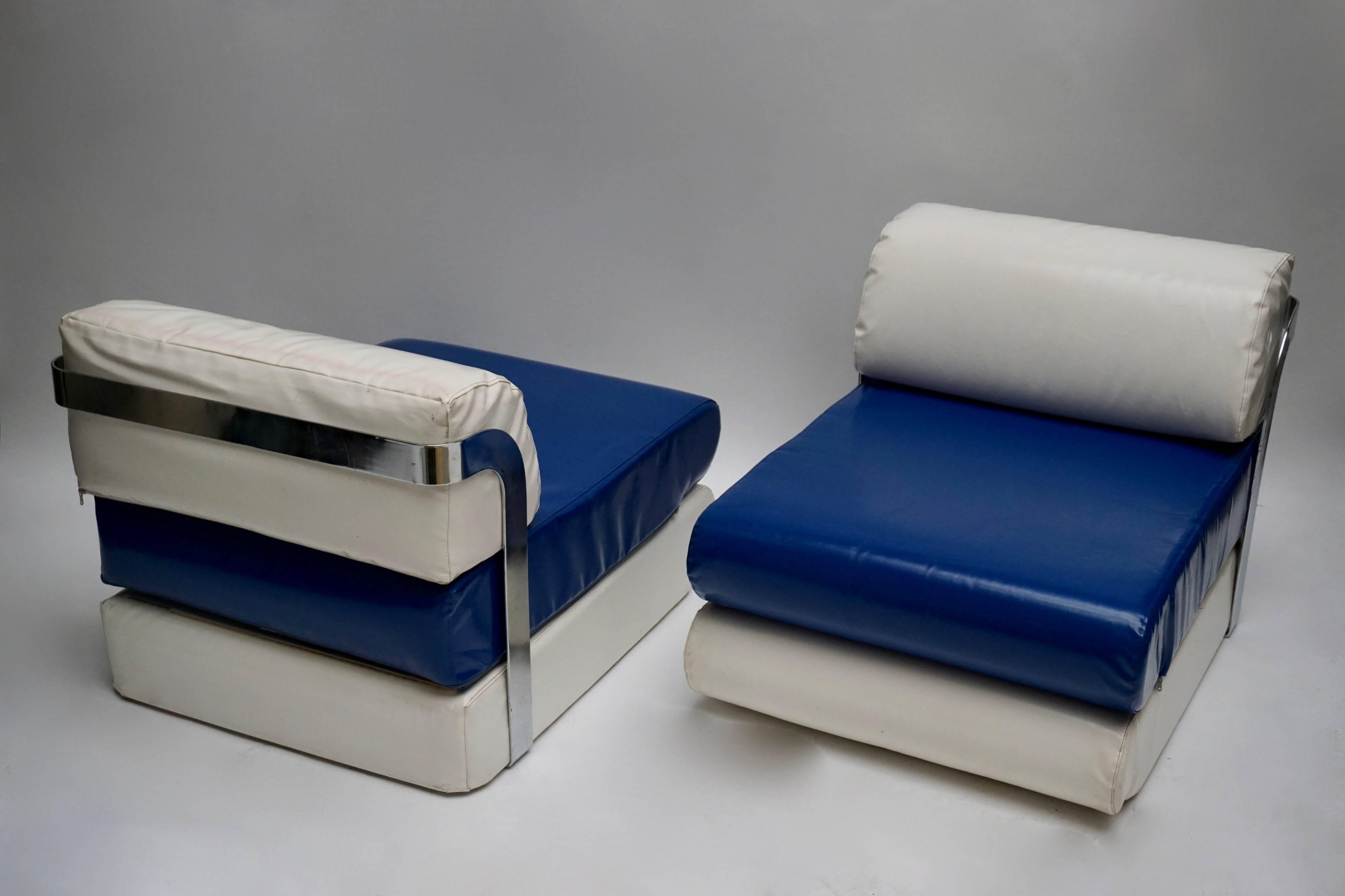 Deux chaises longues en bleu et blanc dans une structure en métal chromé.
Italie, années 1970.

Veuillez noter que le prix est par article et non pour l'ensemble.

