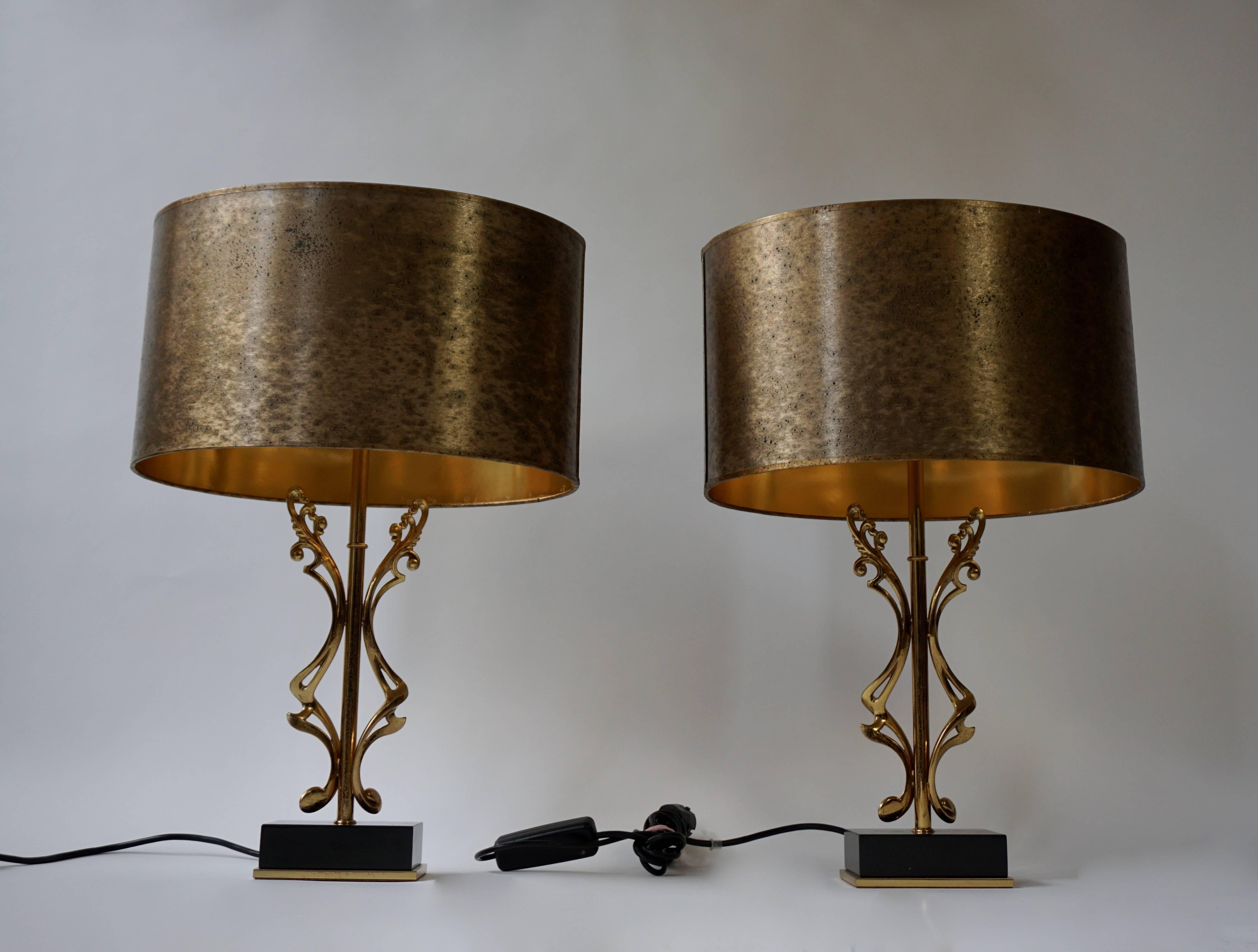 20ième siècle Deux lampes de table laiton en vente