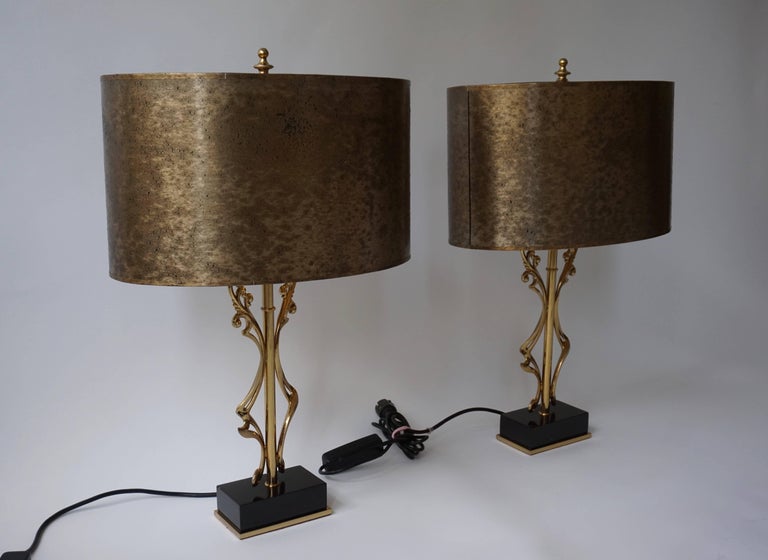 Two elegant brass table lamps.
Each table lamp has two E27 bulbs and one E14 bulb.
The lamps can be individually controlled.
Measure: Height 68 cm.
Width 45 cm.
Depth 31 cm.
 