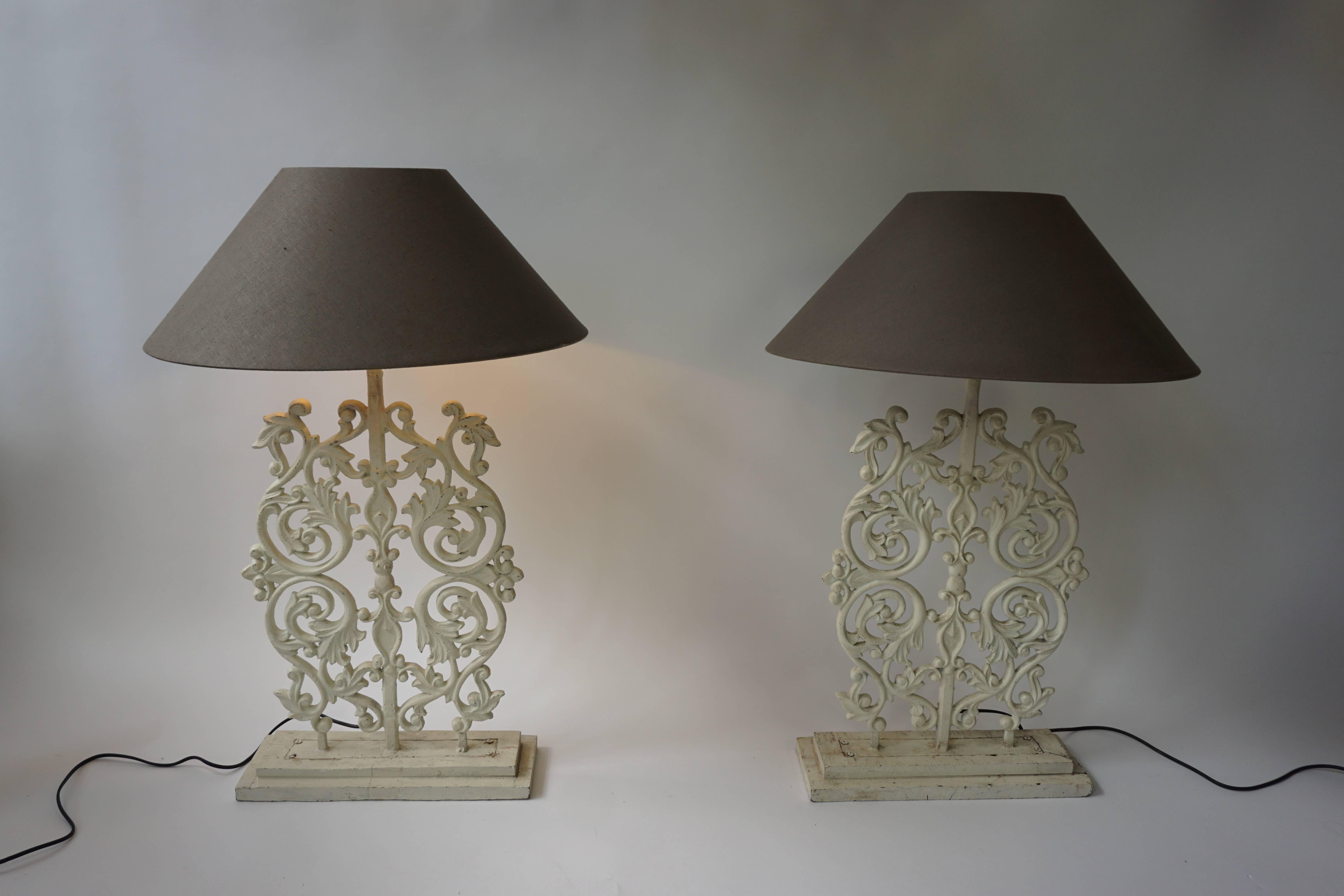 Deux lampes de table peintes en fonte en vente 1