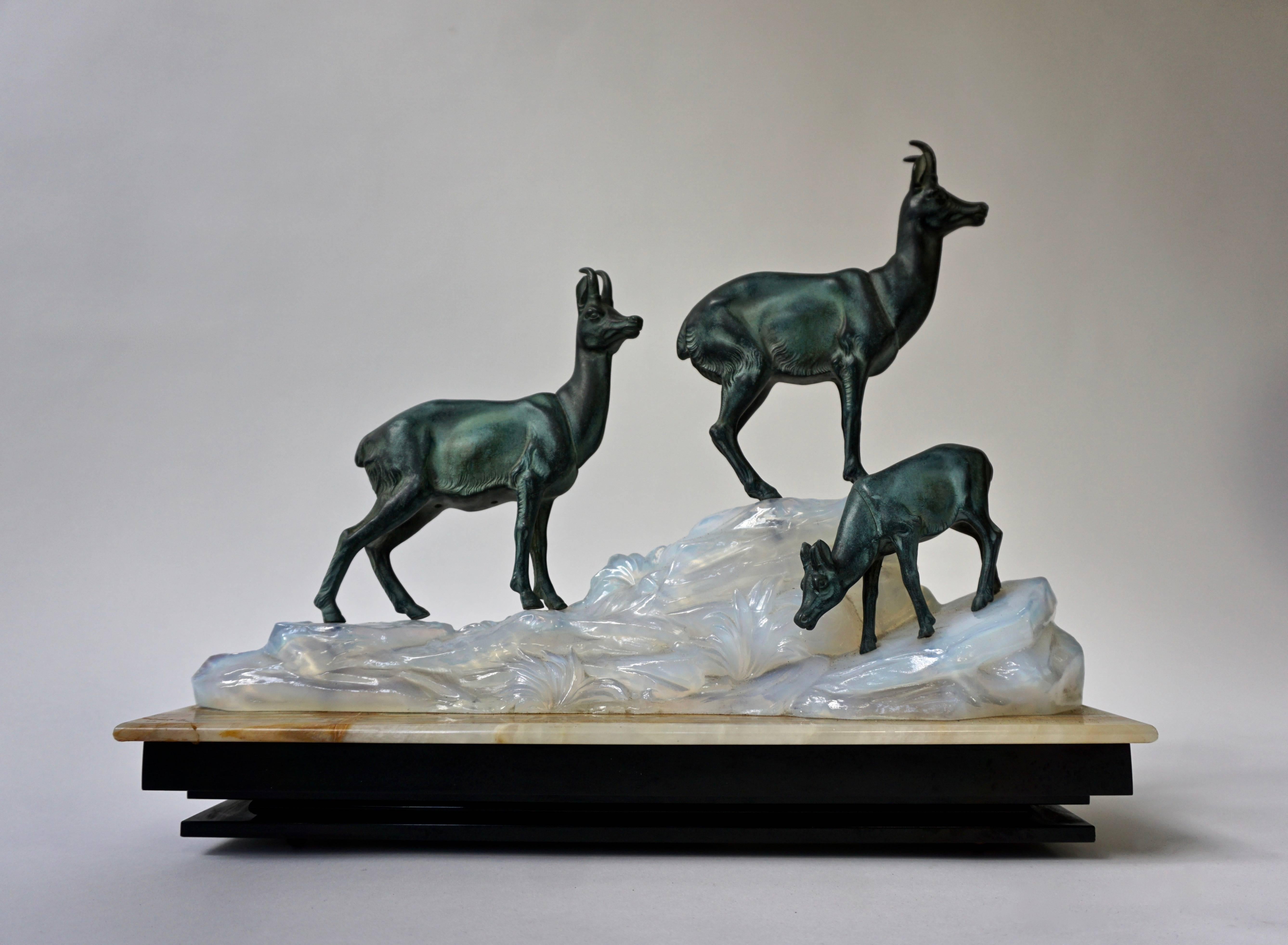 An Art Deco sculpture with three deer on a marble base.
Measures: Width:43 cm.
Depth:15 cm.
Height:37 cm.
Weight:10 kg.