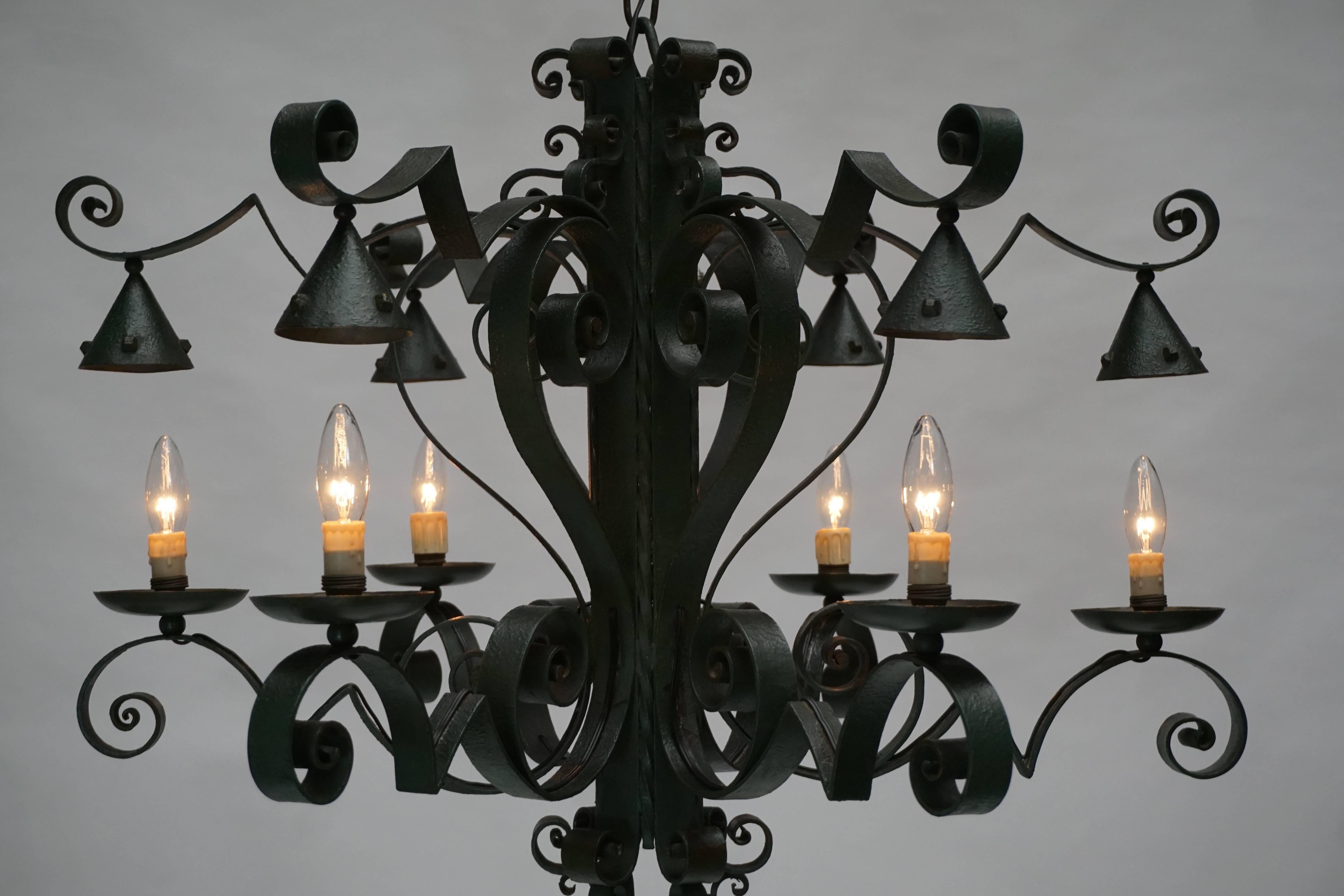 Grande lampadario francese in ferro battuto In condizioni buone in vendita a Antwerp, BE