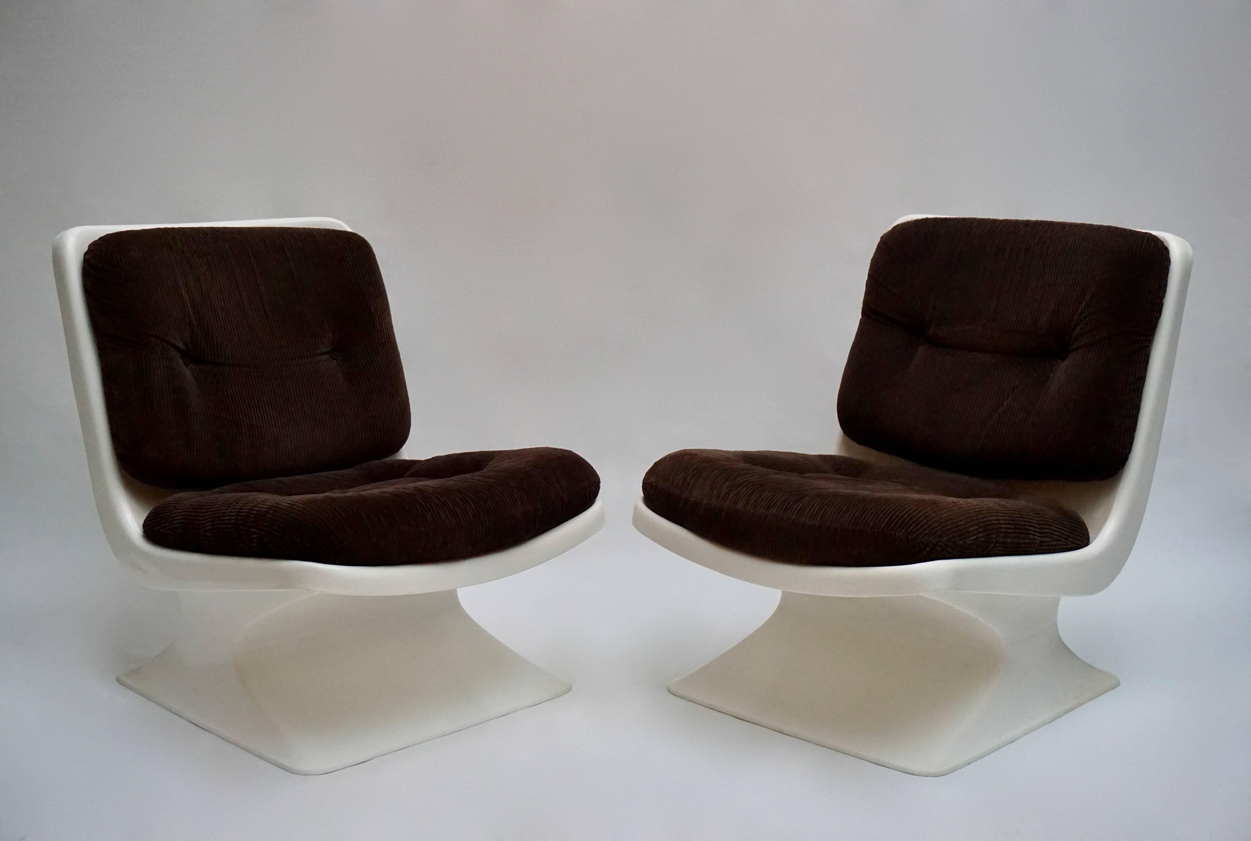 Schönes und seltenes Paar Loungesessel von Grosfillex Designer Albert Jacob bearbeitet: Loungesessel (Sitzhöhe 38 cm) aus ABS mit Kissen aus braunem Webstoff.