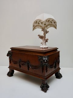 Antico refrigeratore per vini con maschere a testa di leone