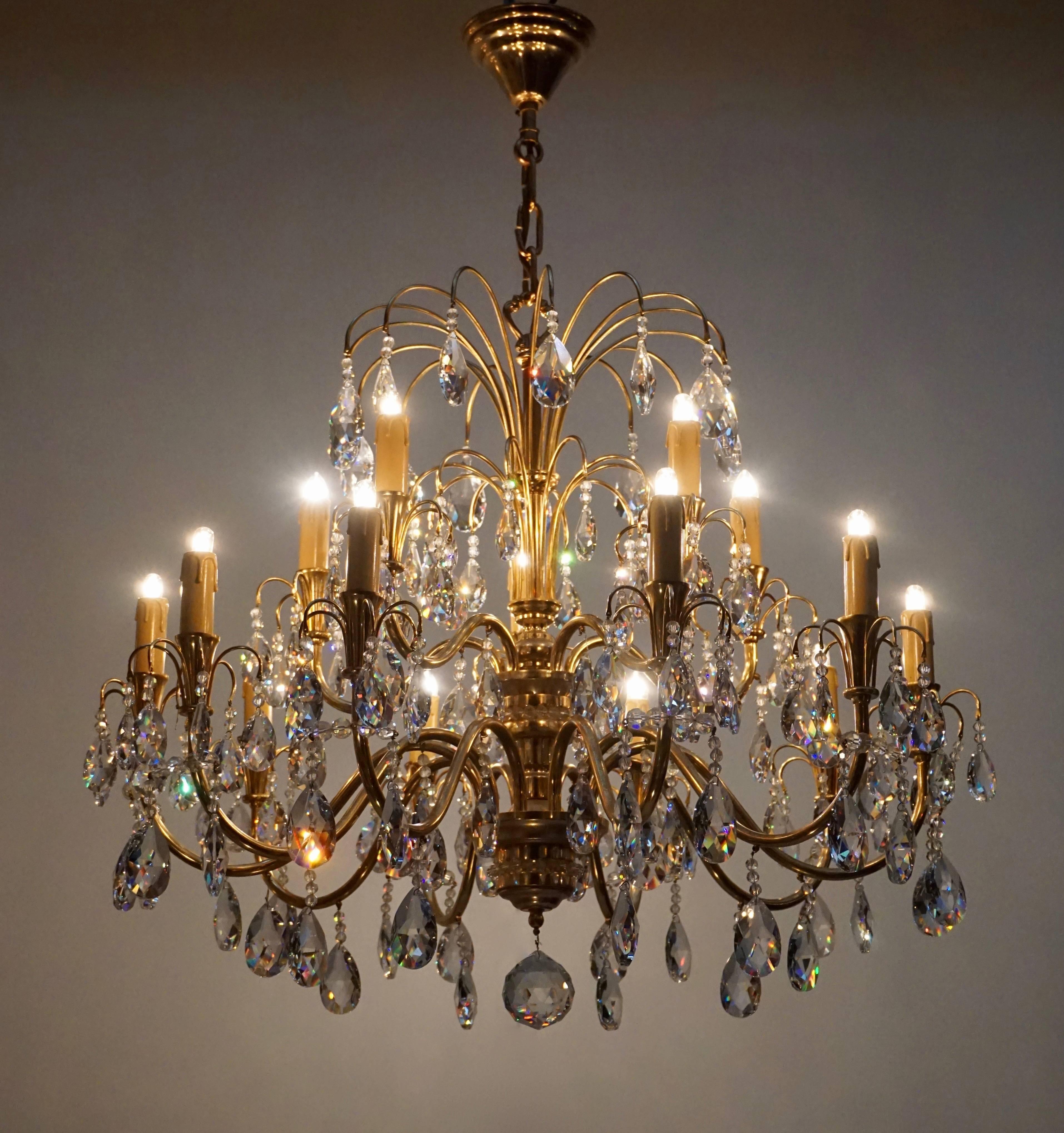 Brass and crystal glass chandelier with 15 arms.
Fifteen E14 bulbs.
Measures: Diameter: 80 cm.
Height fixture: 62 cm.
Total height with the chain: 90 cm.