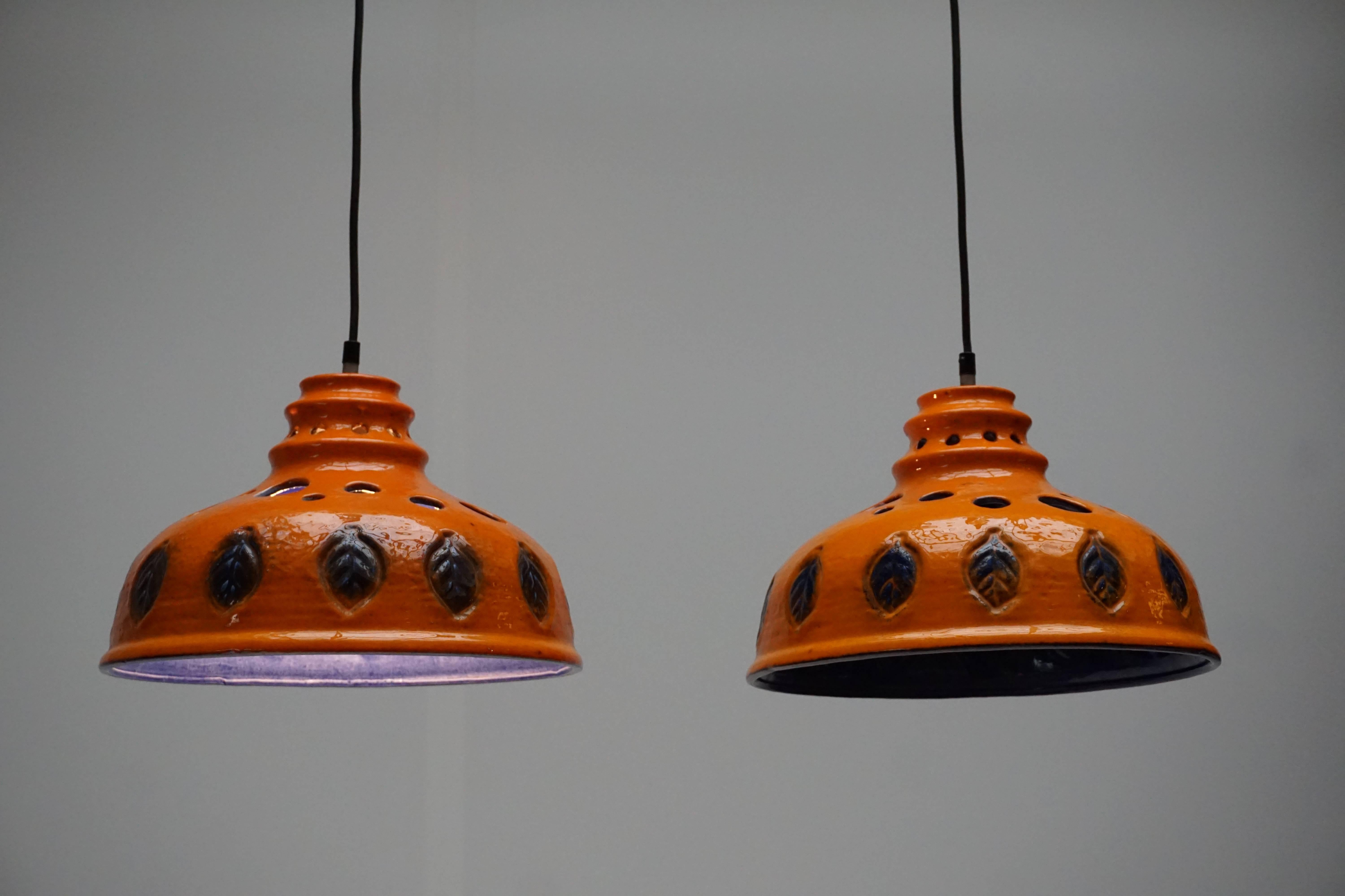 Mid-Century Modern Deux lampes à suspension céramique en vente