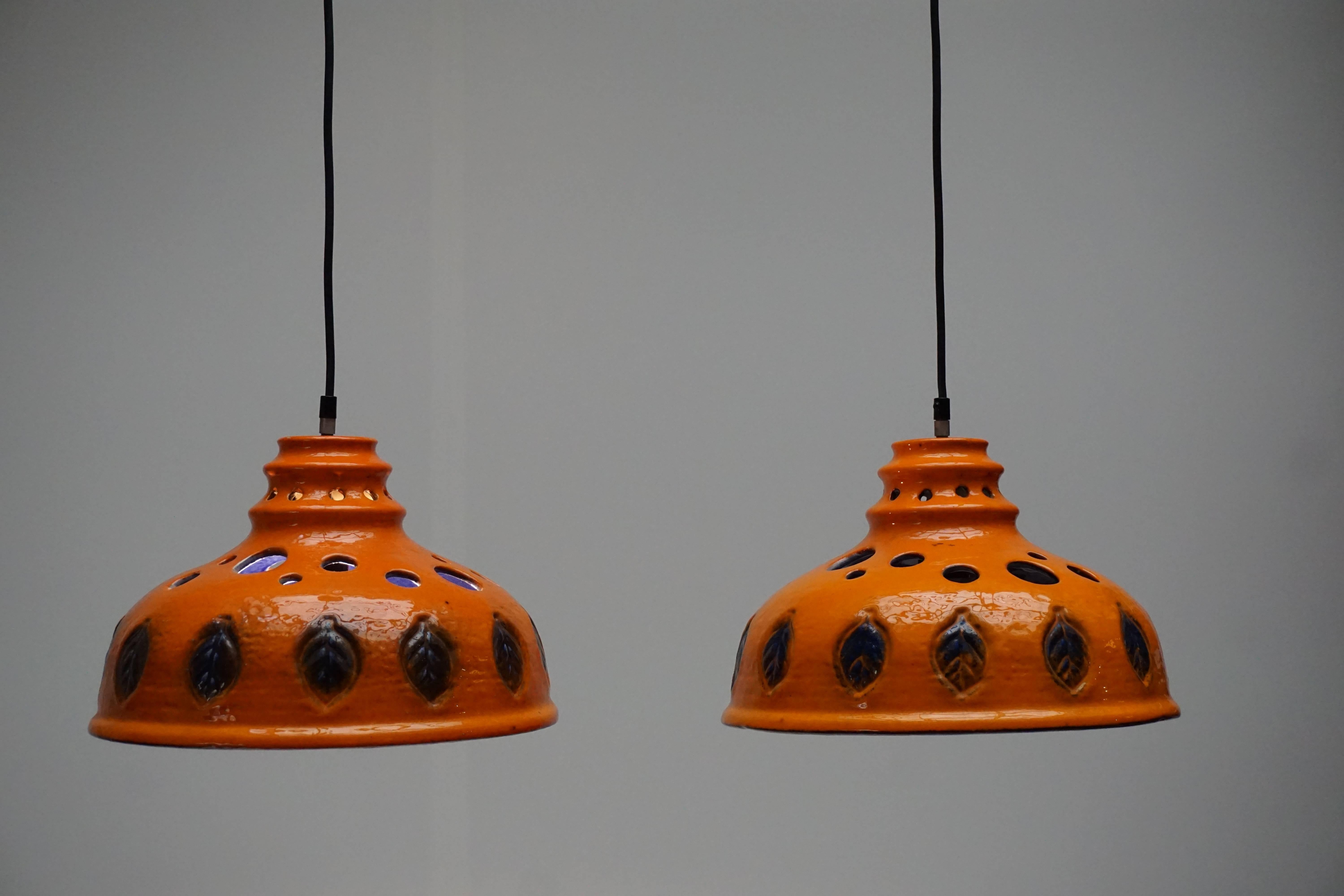 Deux lampes à suspension céramique en vente 2
