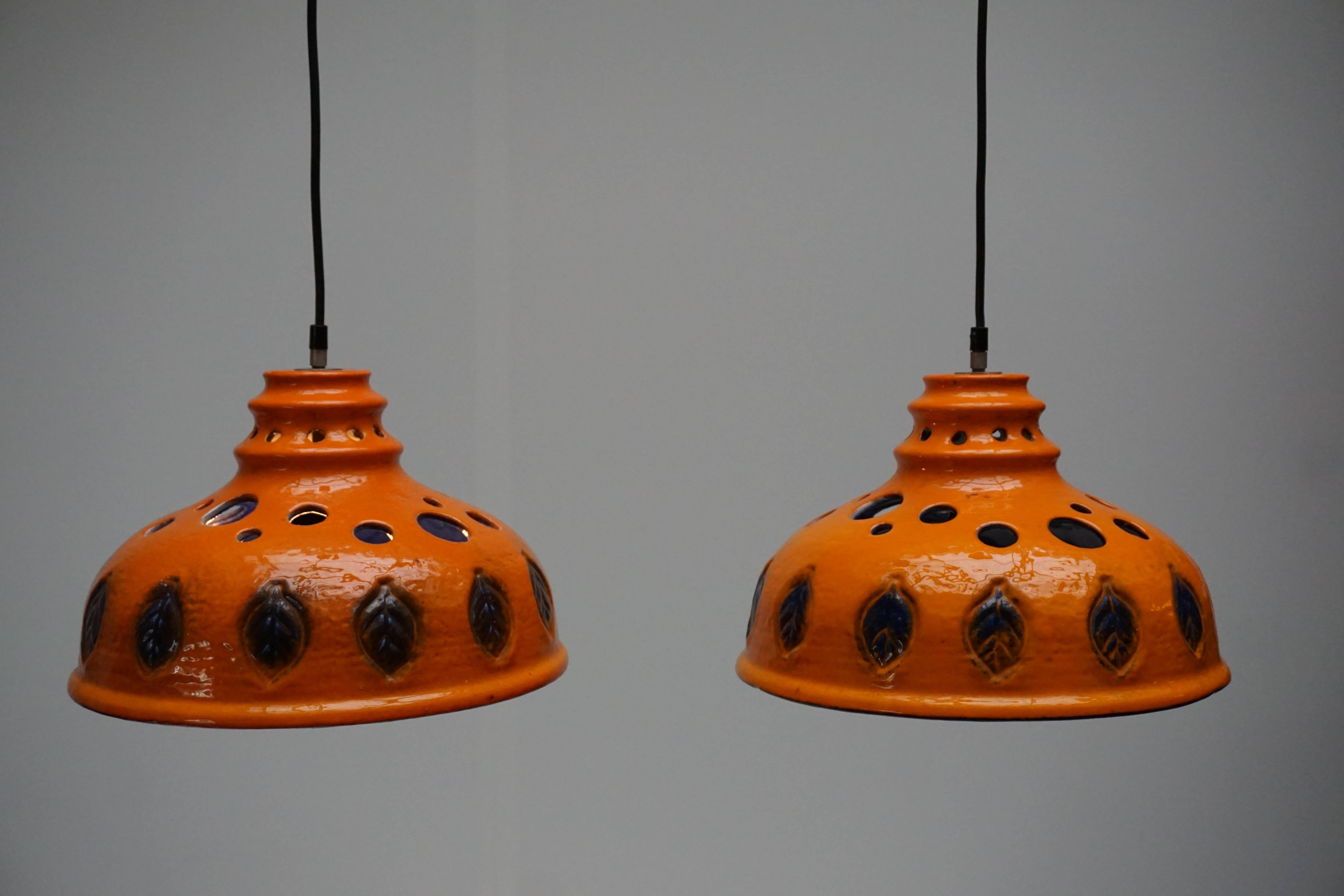 Deux lampes à suspension céramique en vente 1