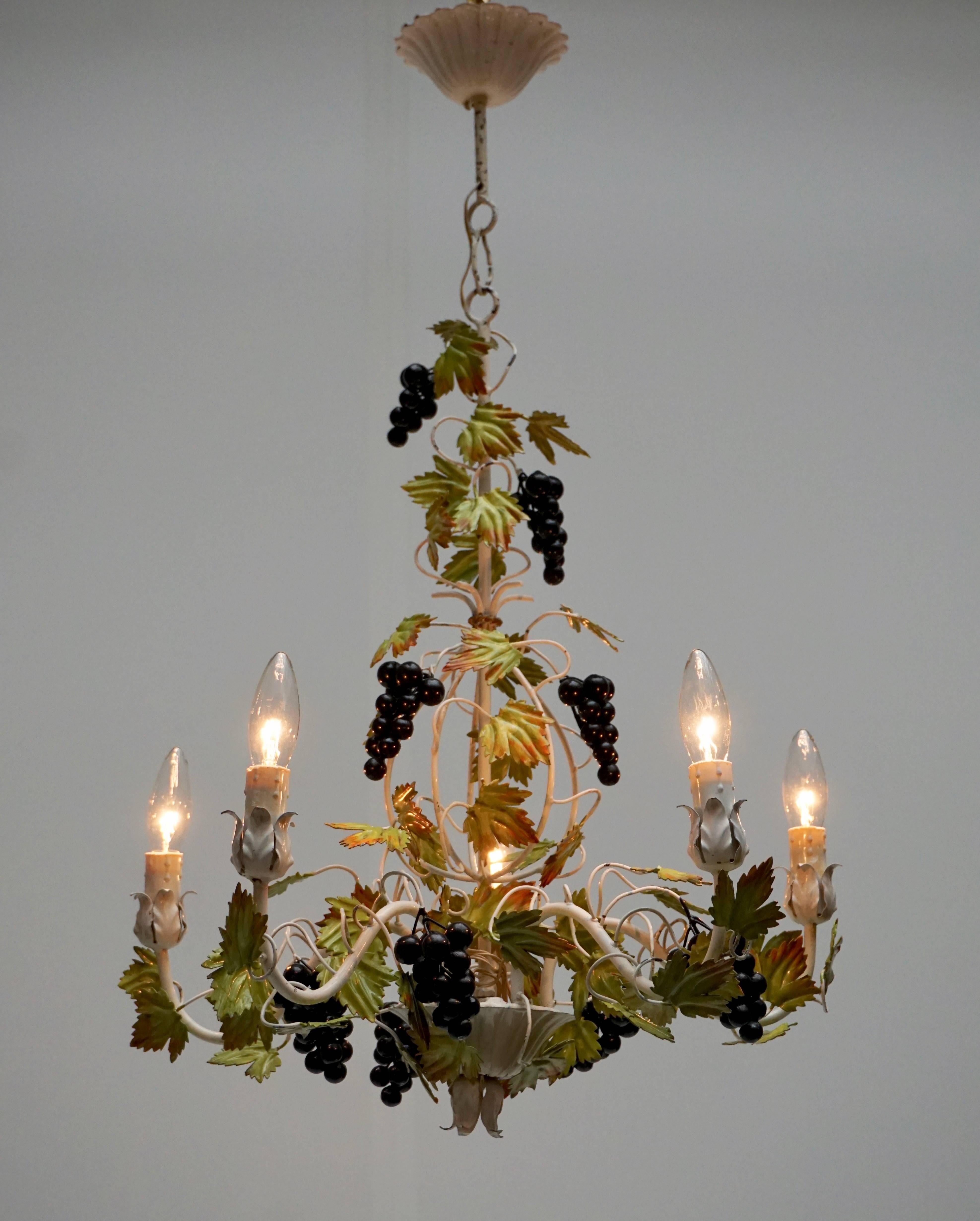 Metal painted chandelier with bunches of grapes.
Diameter: 50 cm.
Height fixture: 55 cm.
Total height with the chain: 75 cm.
Five E14 bulbs.