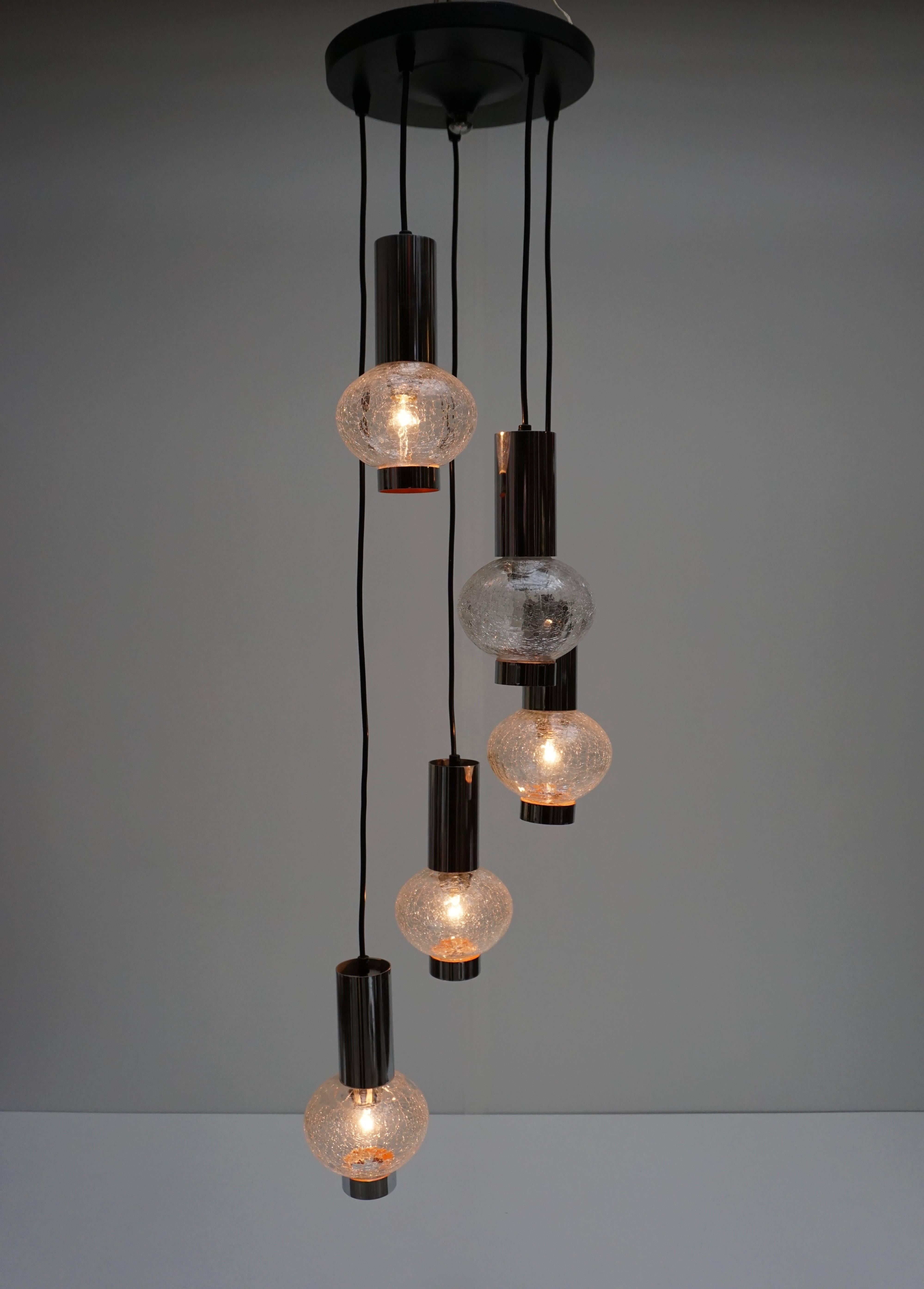 Lampe pendante italienne en verre de Murano avec cinq ampoules E14.
Mesures : Diamètre 32 cm.
Hauteur 120 cm.