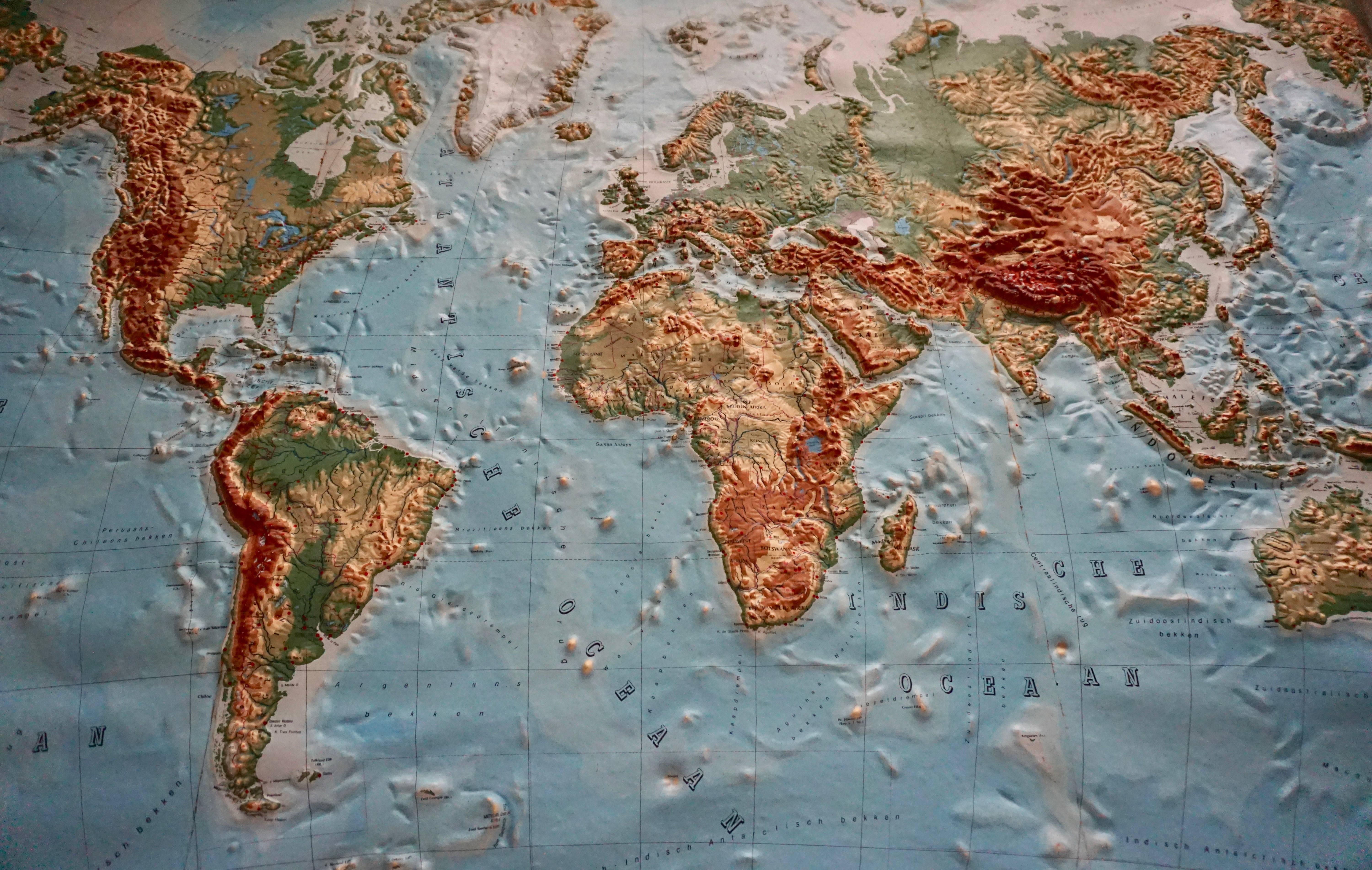 Grande carte mondiale en relief.
Mesures : Largeur 232 cm.
Hauteur 158 cm.