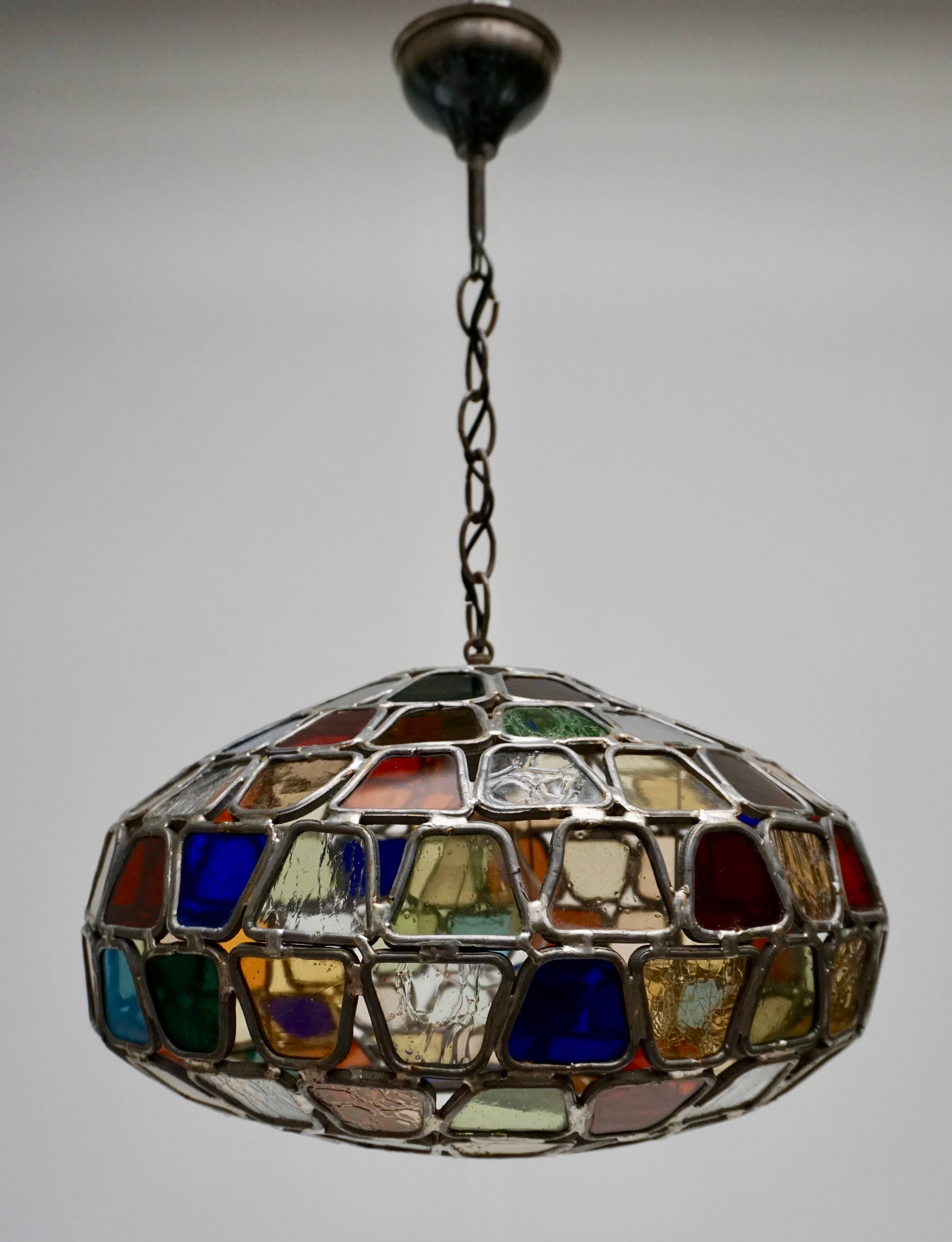 Colorful stained glass pendant with iron chain.
Diameter:40 cm.
Height fixture:20 cm.
Total height: 55 cm.
One E27 bulb.