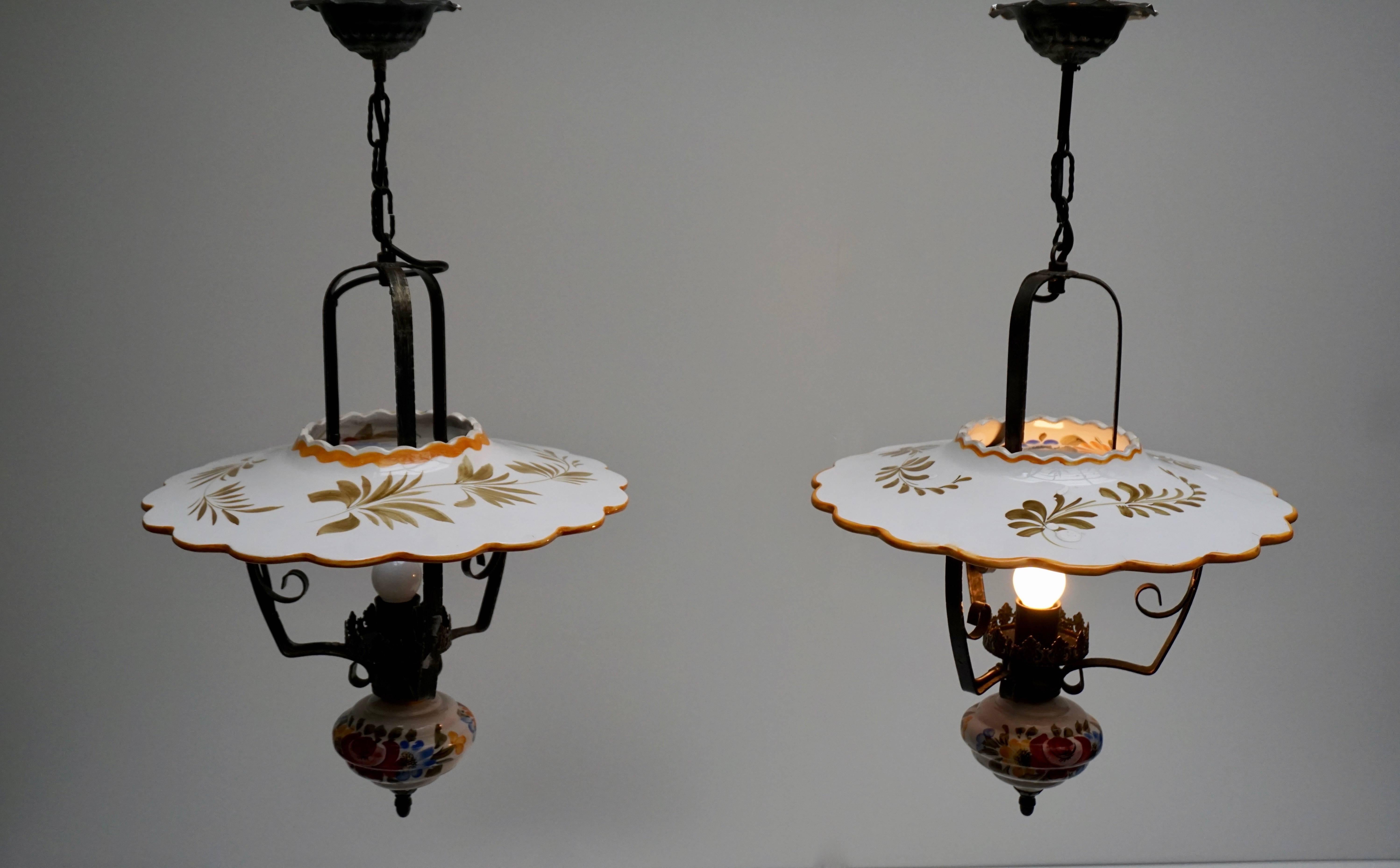20ième siècle Deux lampes à suspension porcelaine en vente