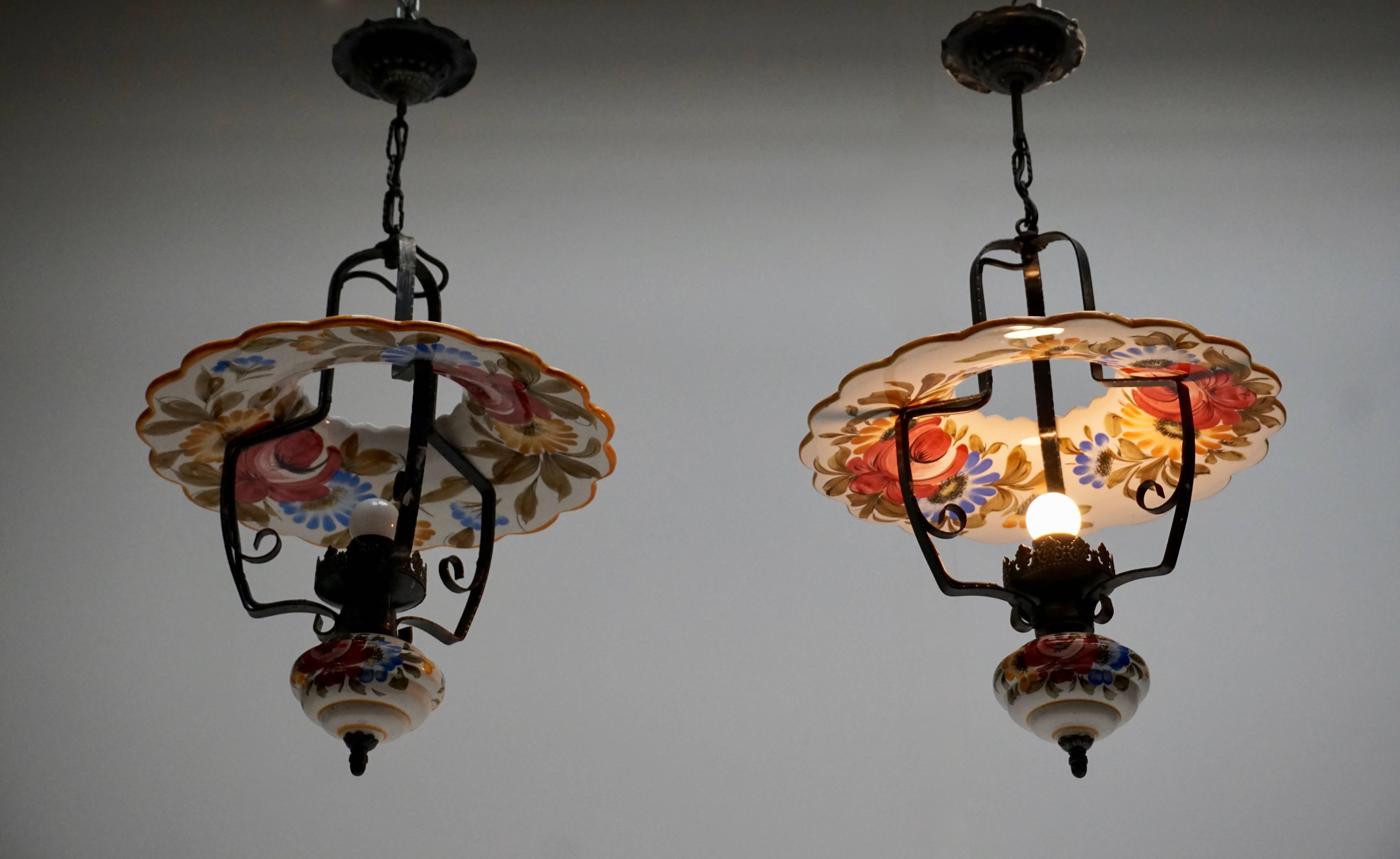 Two porcelain and black metal pendant lights or lanterns.
Measures: Diameter 42 cm.
Height fixture 53 cm.
Total height with the chain 73 cm.
One E27 bulb.