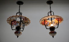 Deux lampes suspendues en porcelaine