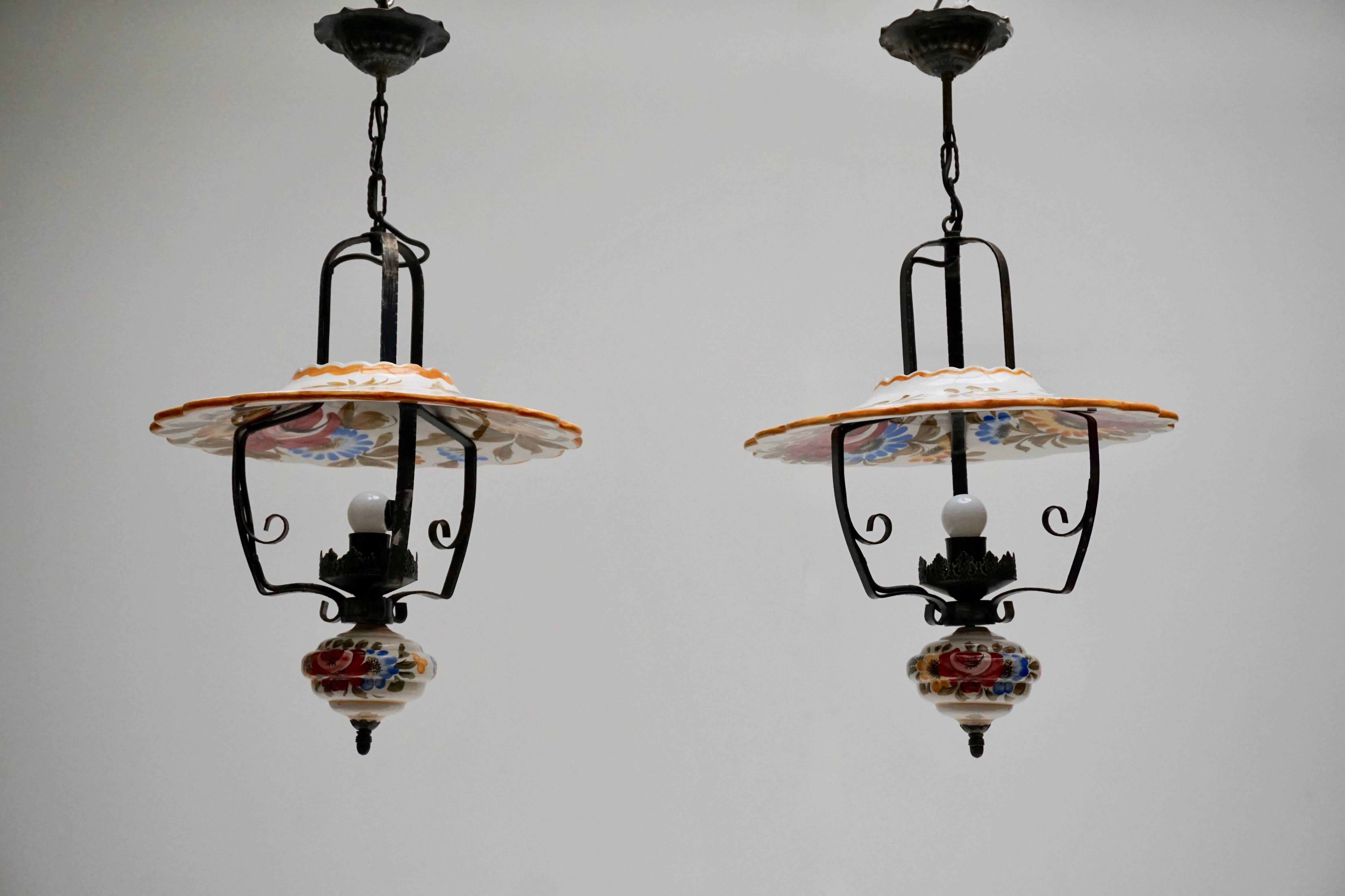 Mid-Century Modern Deux lampes à suspension porcelaine en vente