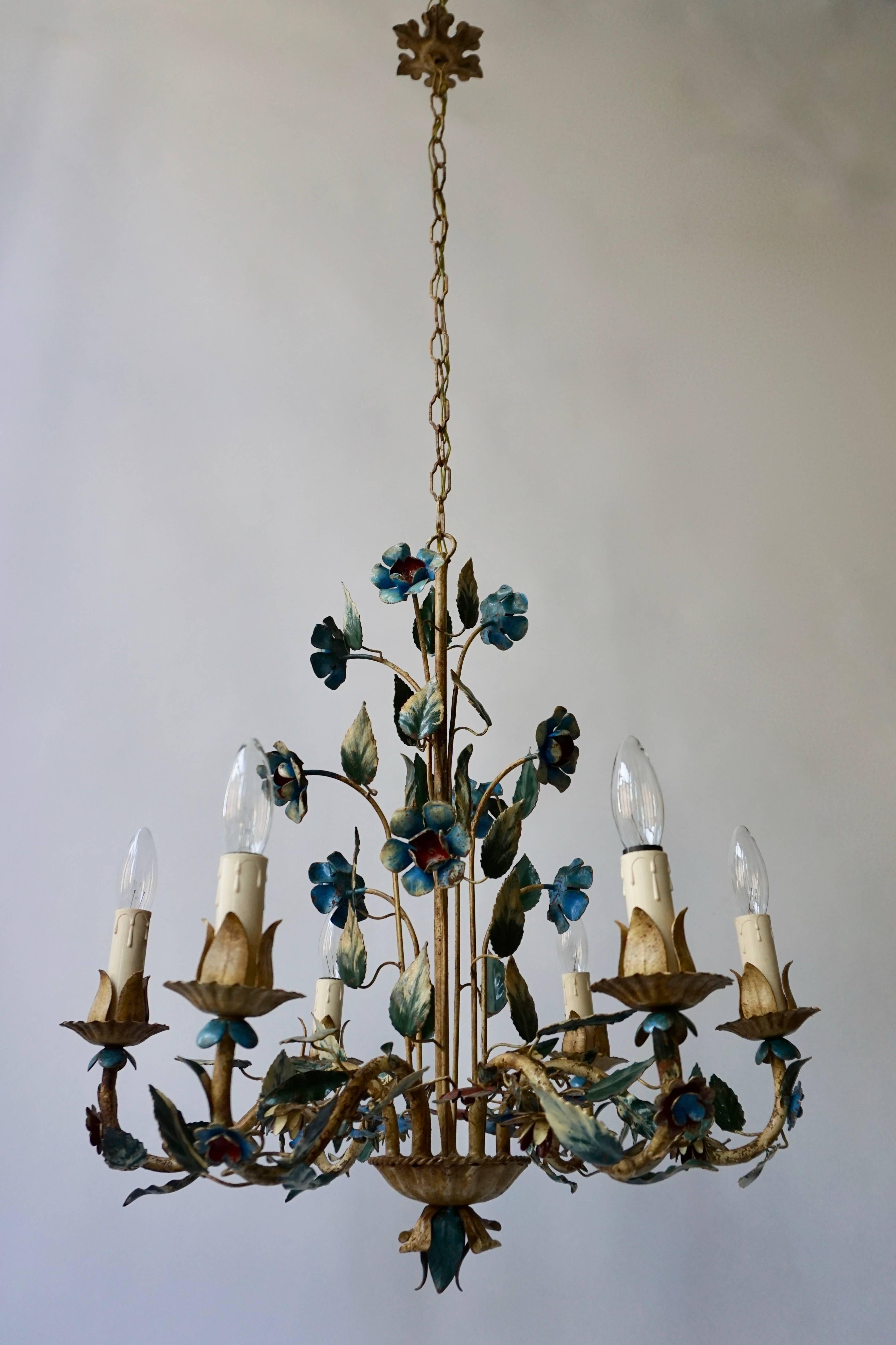 Italian metal painted flower chandelier with six lights.
Measures: Diameter 58 cm.
Height fixture 58 cm.
Total height 100 cm.