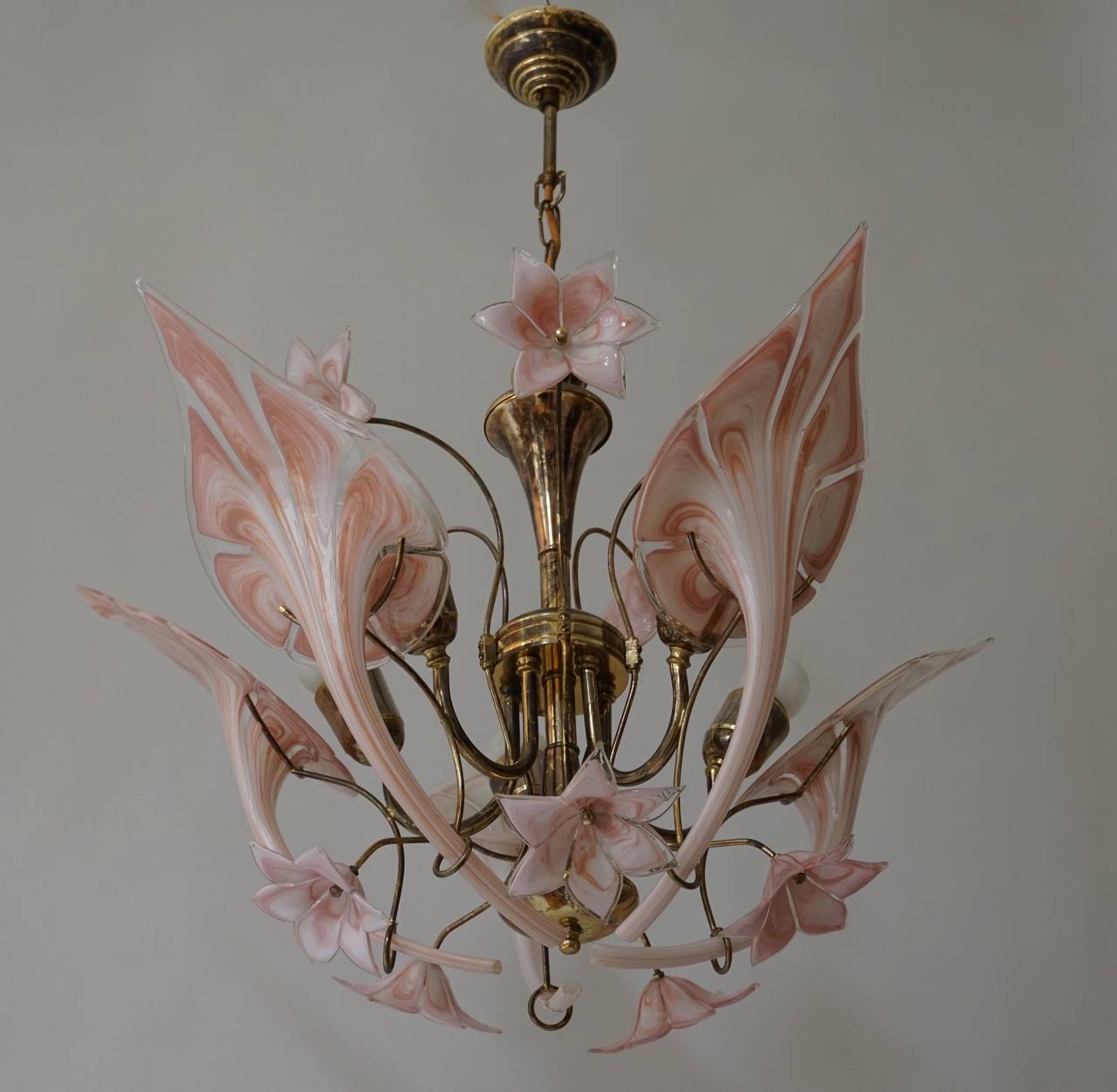 Increíble araña colgante vintage de cristal de Murano de mediados de siglo, de cinco luces. 
Diseño de Franco Luce para Seguso.
Llamativo diseño italiano de los años setenta. 
Armazón de metal forjado a mano con acabado dorado original. 
Las cinco