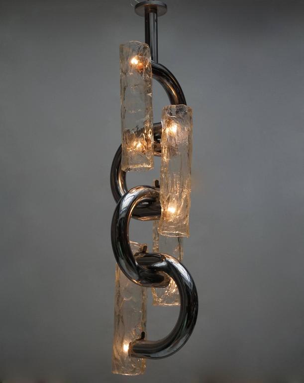 Chandelier ceiling pendant light lamp in metal chrome and Murano glass tube by Carlo Nason for Mazzega.

Height:110 cm.
Diameter:30 cm.
