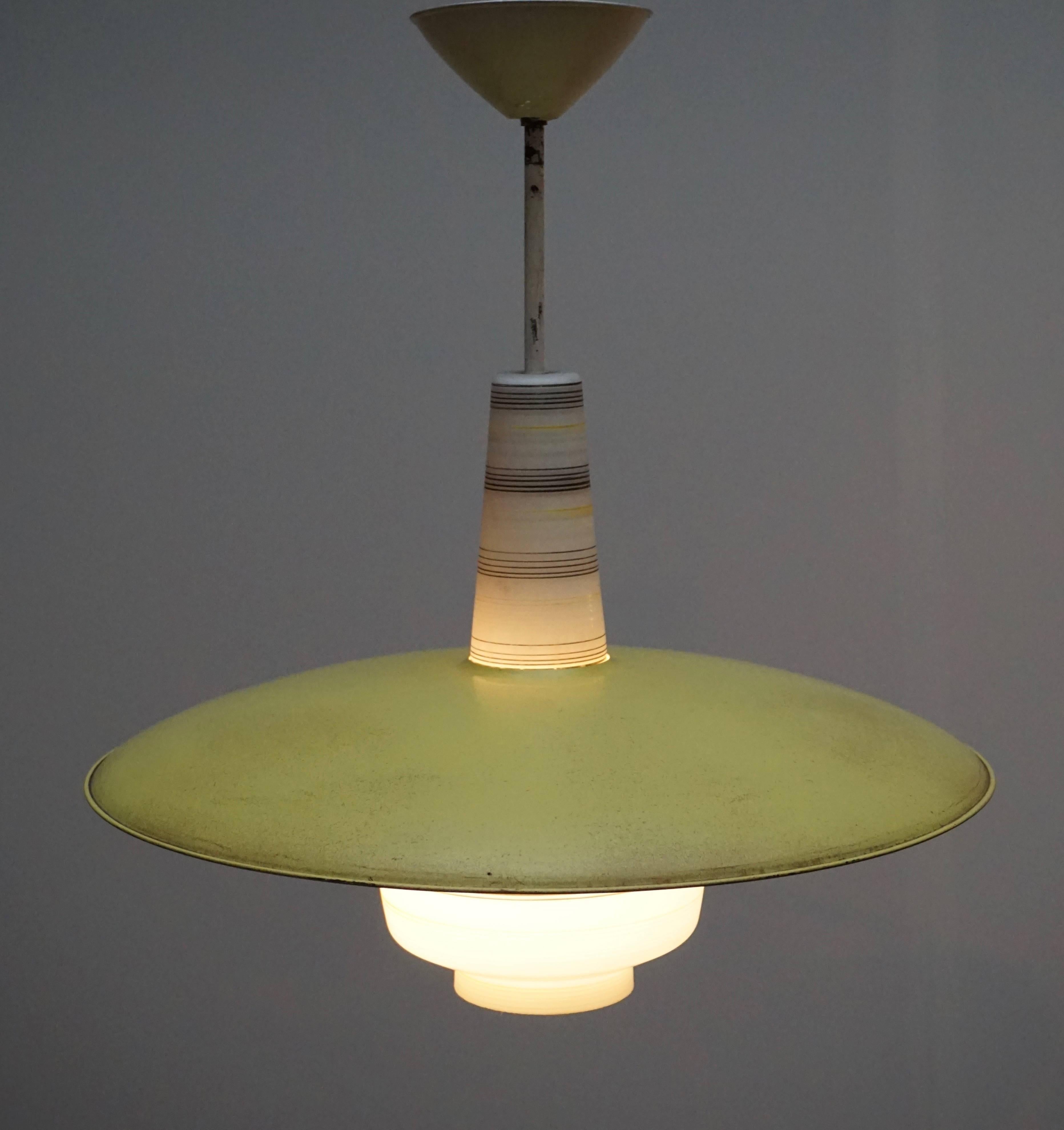 Italian Murano pendant light.

Total height: 50 cm.
height from the fixture 28 cm.
One E27 bulb.