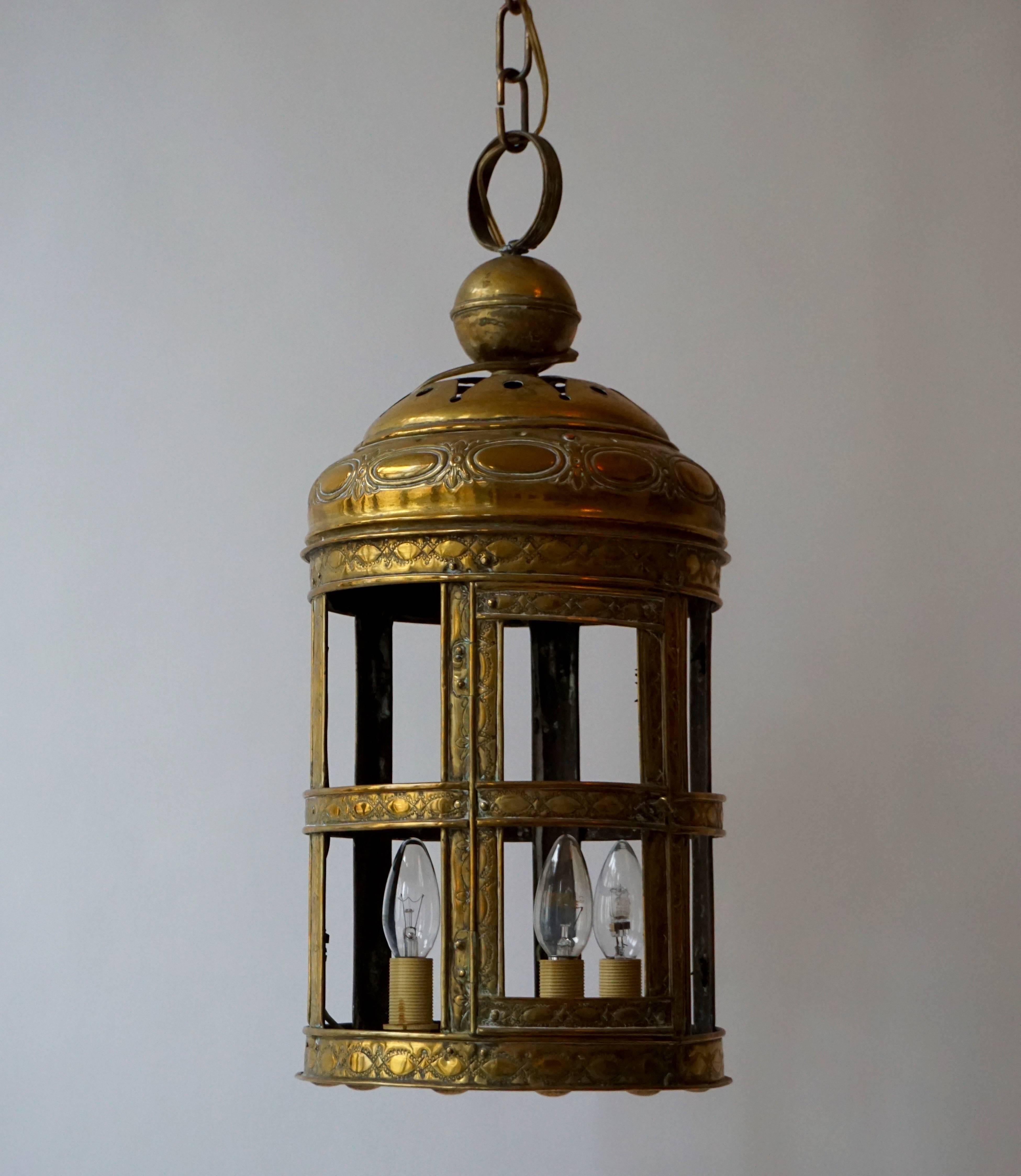 Une belle lanterne Arts & Crafts originale en laiton. Cette lanterne rare et étonnante est de proportions substantielles et présente des motifs décoratifs attrayants martelés dans le cuivre, une technique favorite de la période Arts & Crafts.
La