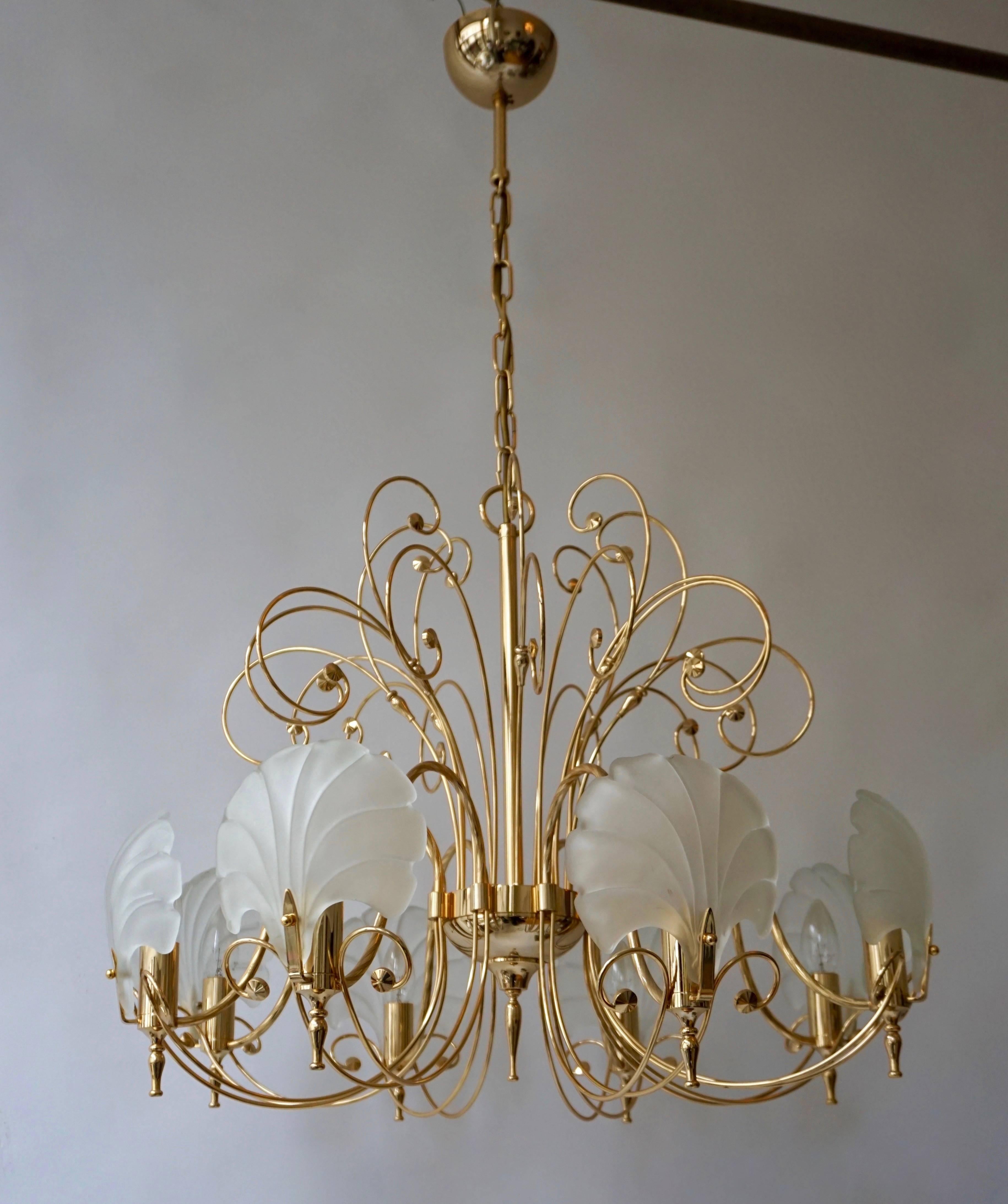 Italian brass chandelier with Murano glass shells.

The light requires eight single E14 screw fit lightbulbs (60Watt max.) LED compatible.
Diameter 70 cm.
Height fixture 58 cm.
Total height with chain 105 cm.