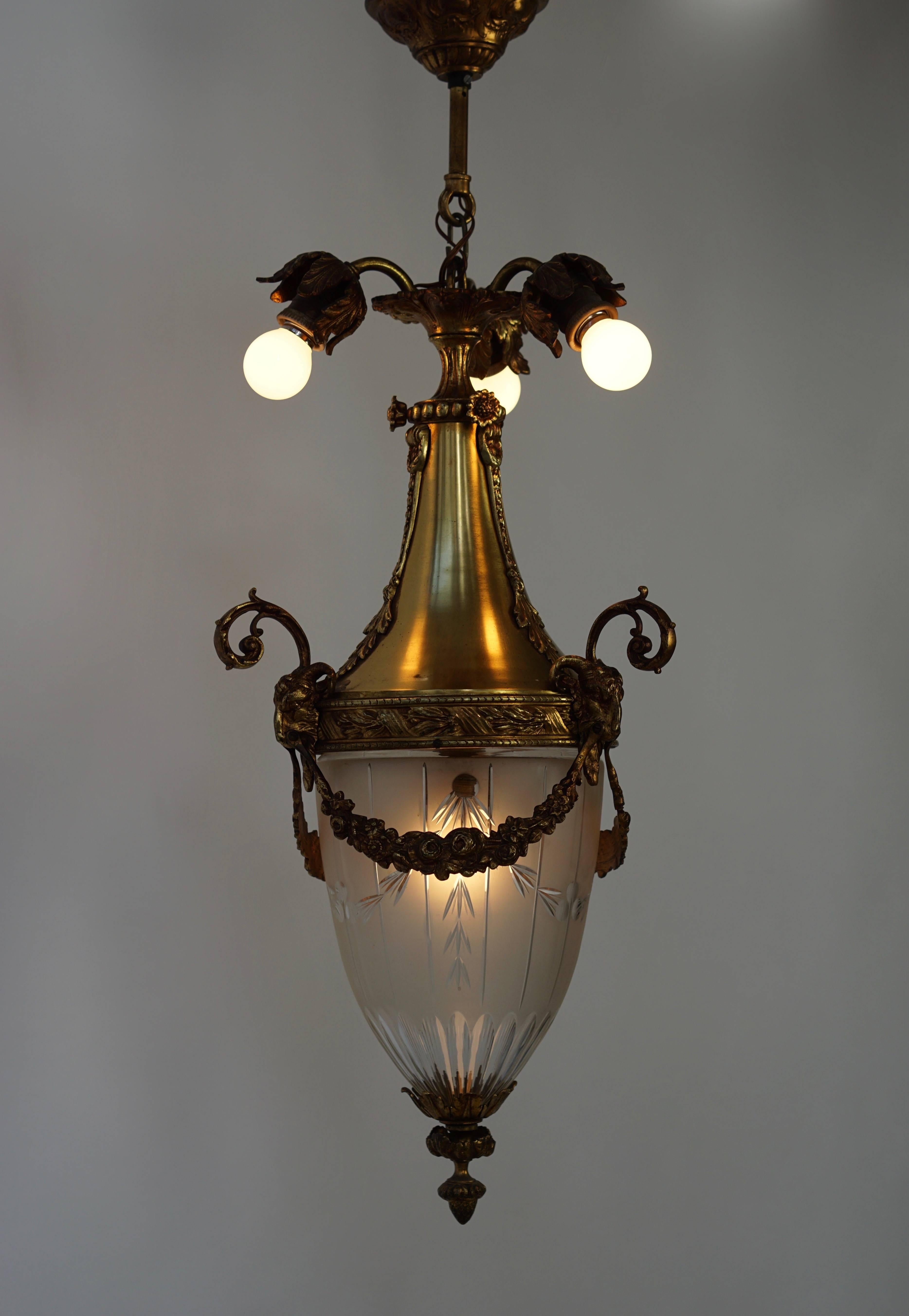 A wonderful lantern from the Art Deco period made of solid brass.
Hollywood Regency style.
Measure: Total height with chain is 85 cm.
Height lantern 65 cm.
Diameter 30 cm.