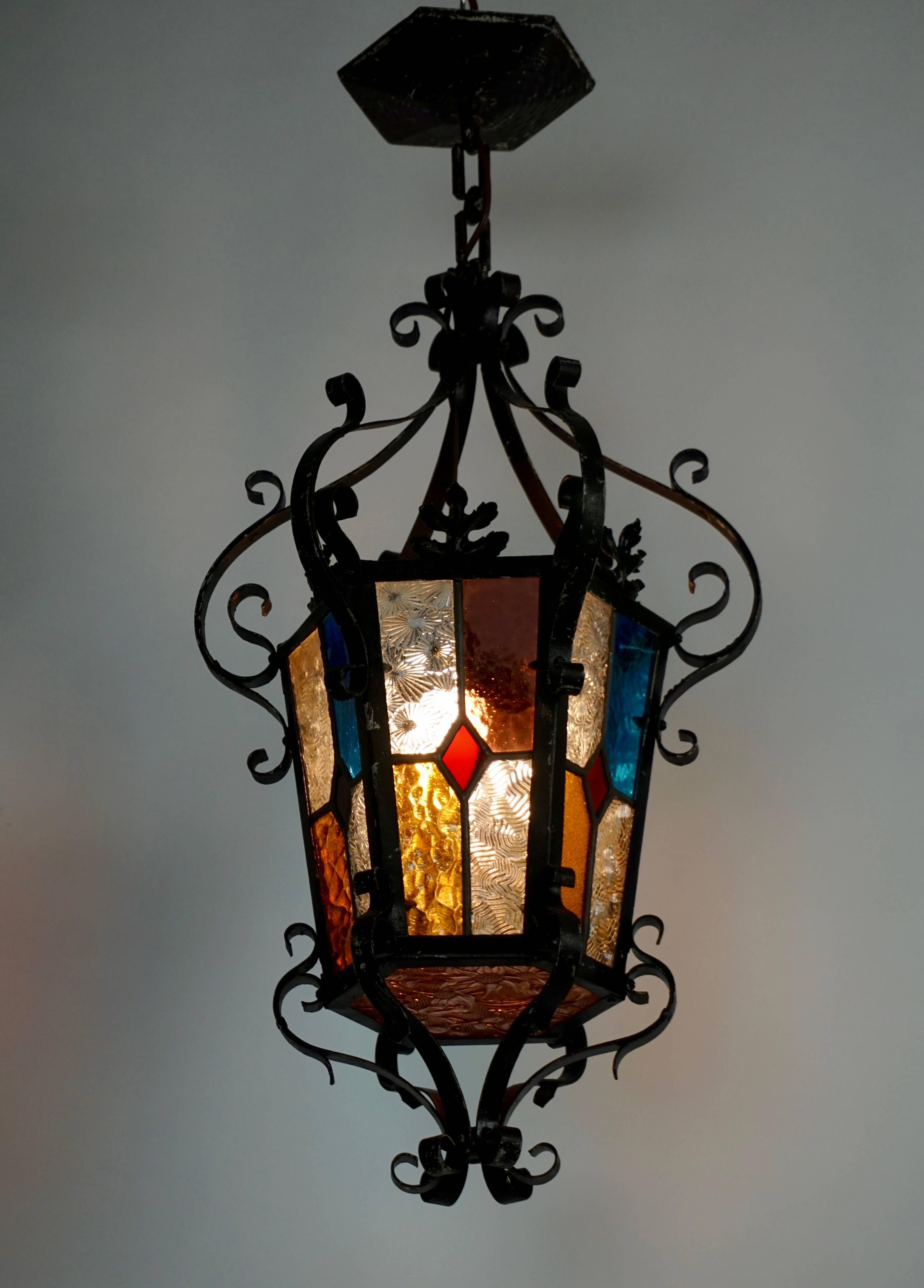 Italian wrought iron and stained glass one light hanging lantern.
Originally candle powered.
Height lantern: 60 cm.
Height with chain: 76 cm.
Diameter: 36 cm.