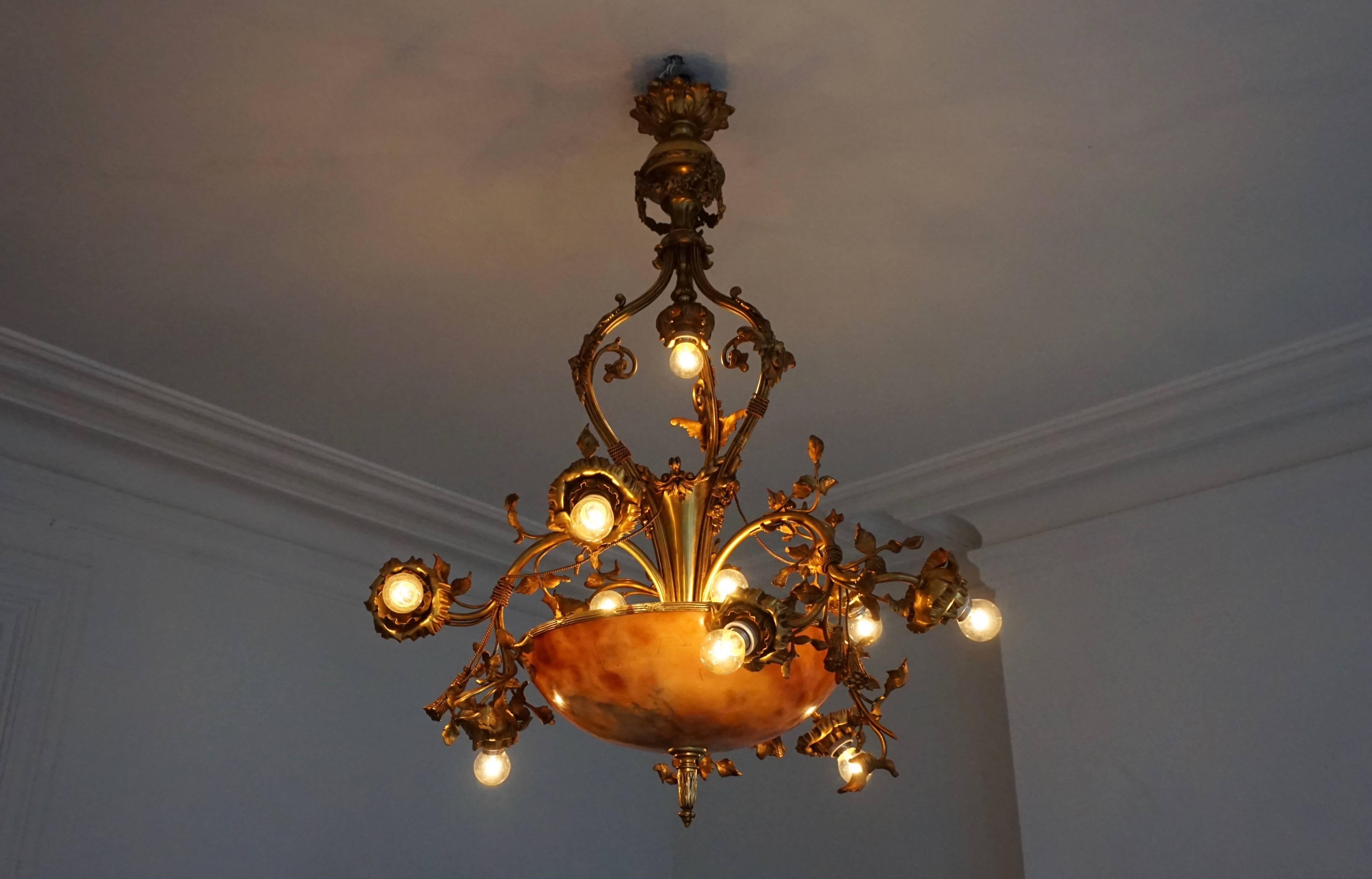 A fine bronze and alabaster Belle Époque chandelier, shaped as swirling and flowering rose branches, early 20th century.
Dimensions:
Diameter: 75 cm
Height: 100 cm.
 