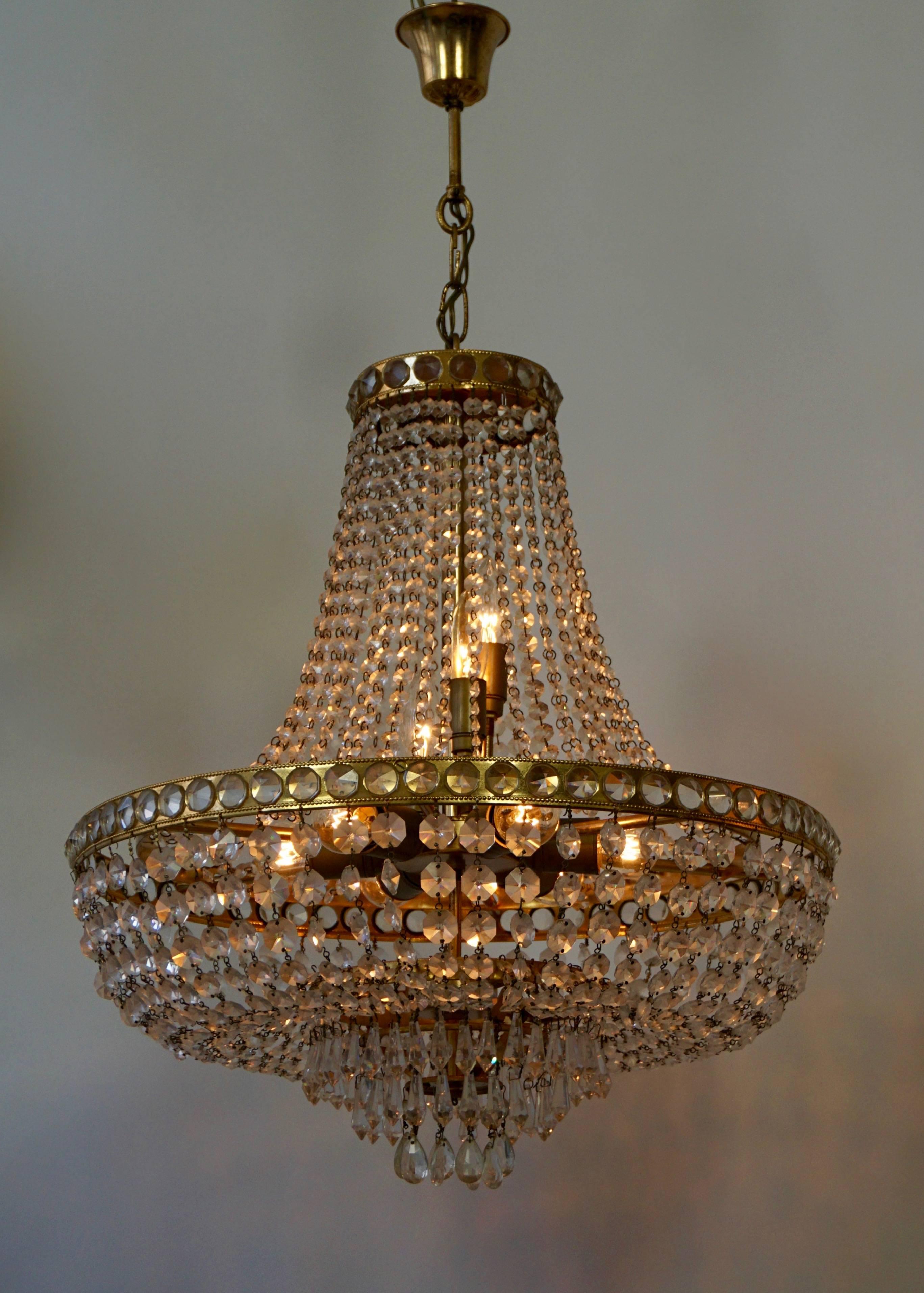 Crystal basket chandelier.
Measure: Total height with the chain is 85 cm.