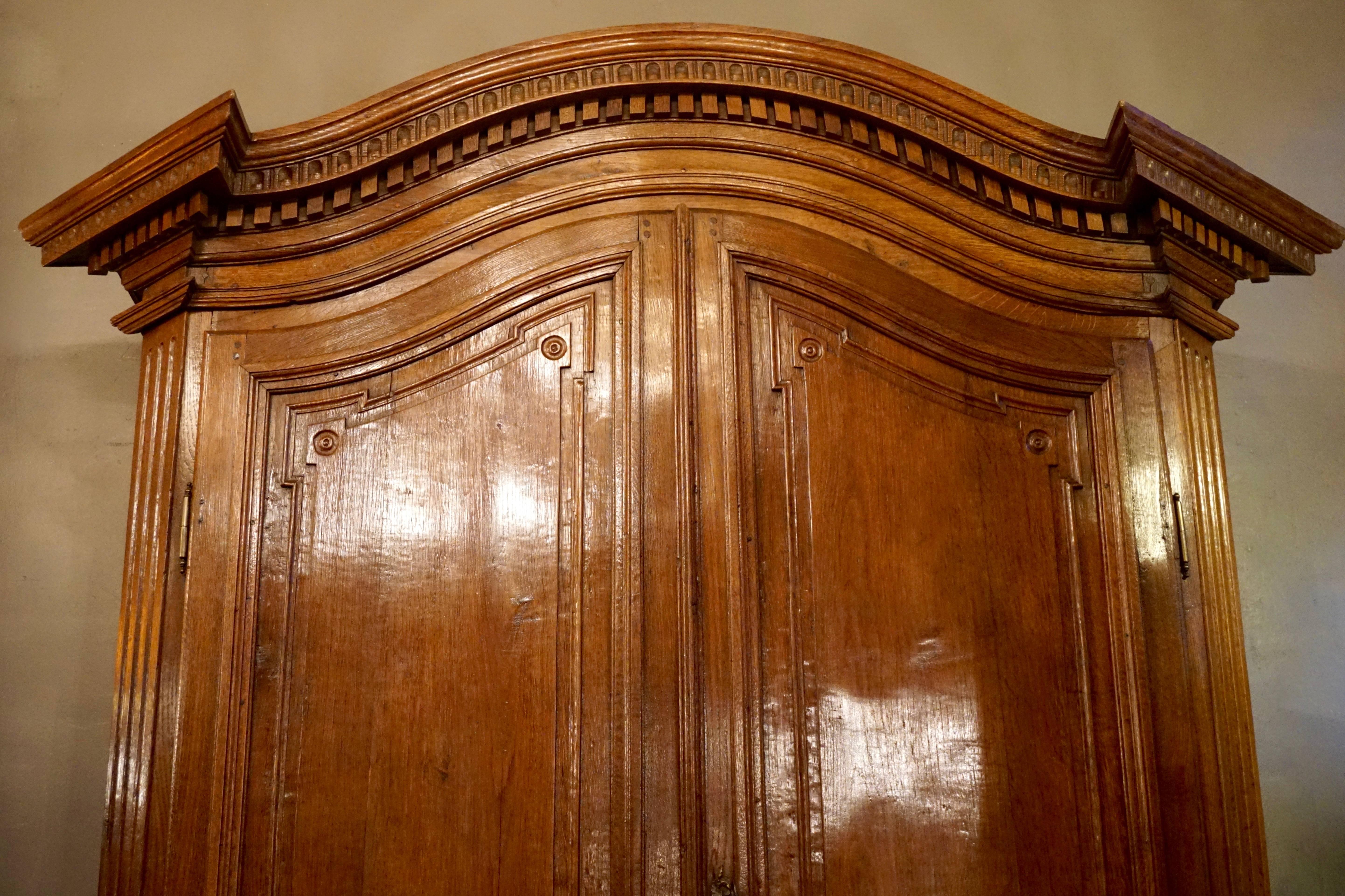 Elegant Honey, Colored Oak Armoire, Flemish, circa 1785 In Excellent Condition In Antwerp, BE