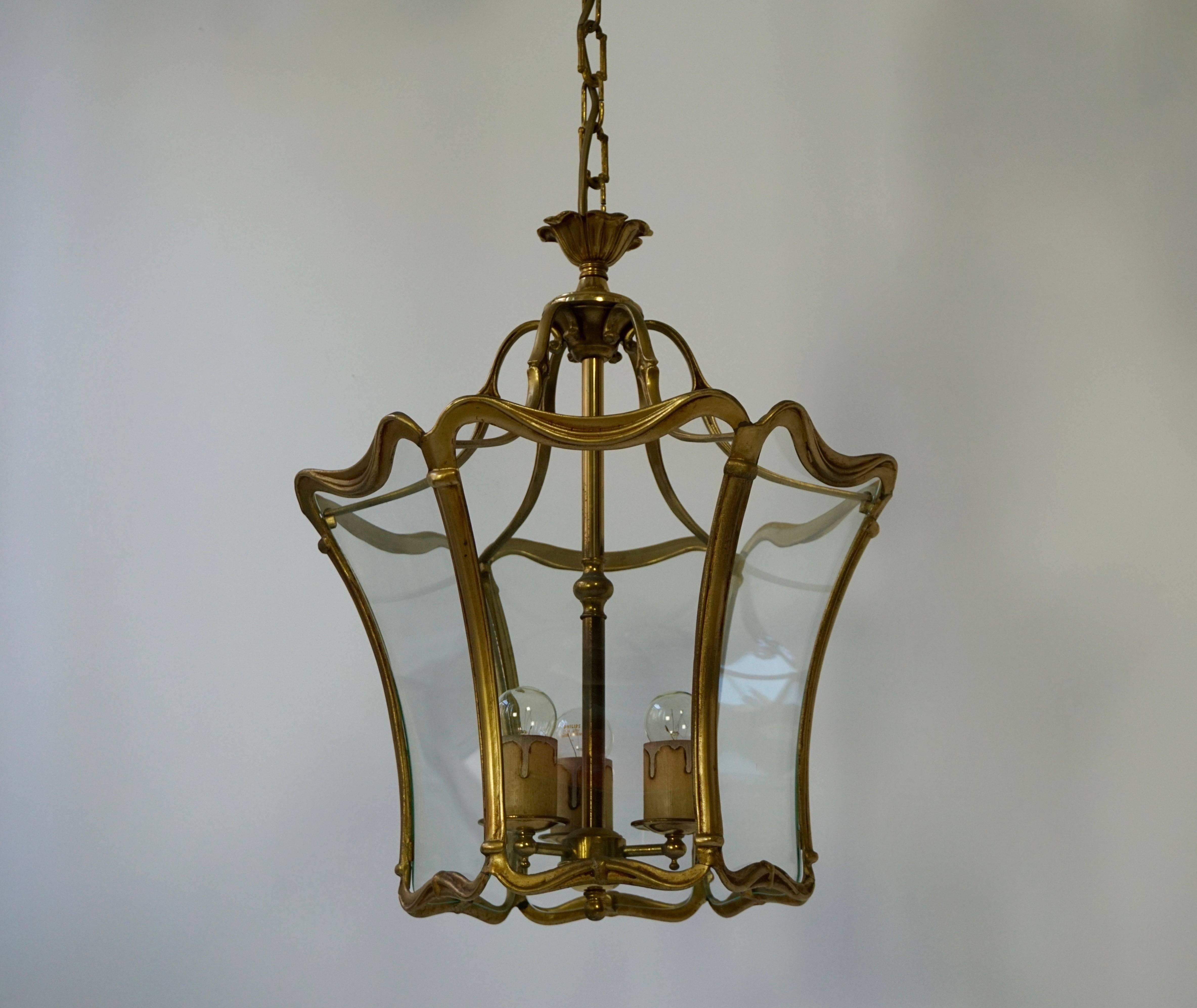 Charmante lanterne de salle en bronze et verre d'époque Art Nouveau, France, 1900-1920. La lanterne est en très bon état, patine vieillie sur le bronze, recâblée avec trois douilles d'ampoules E27. 
Mesures:Hauteur totale avec la chaîne 39
