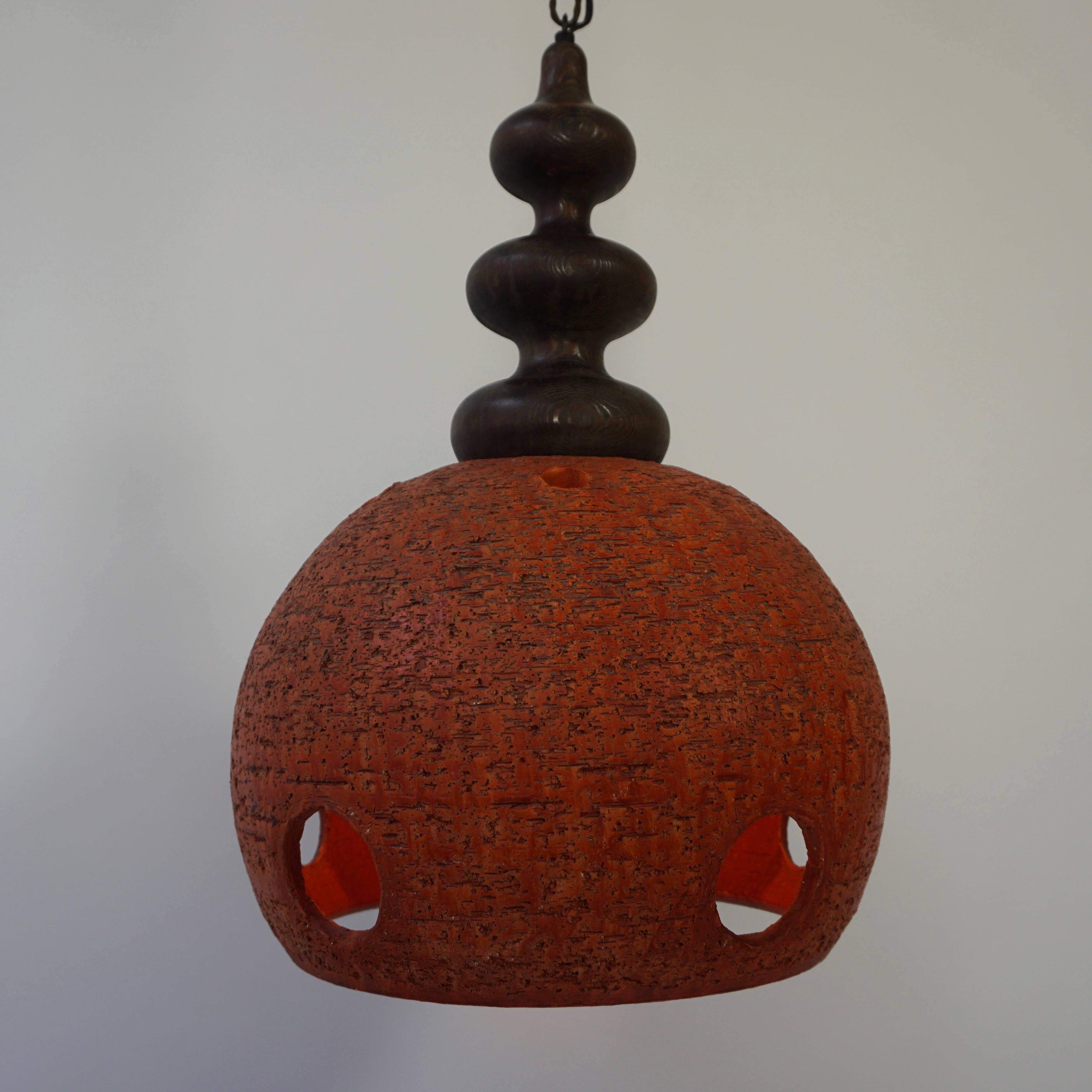 Ceramic and wood pendant light.
Diameter 36 cm.
Height from the ceramic shade is 26 cm.
Total height with the chain is 120 cm.