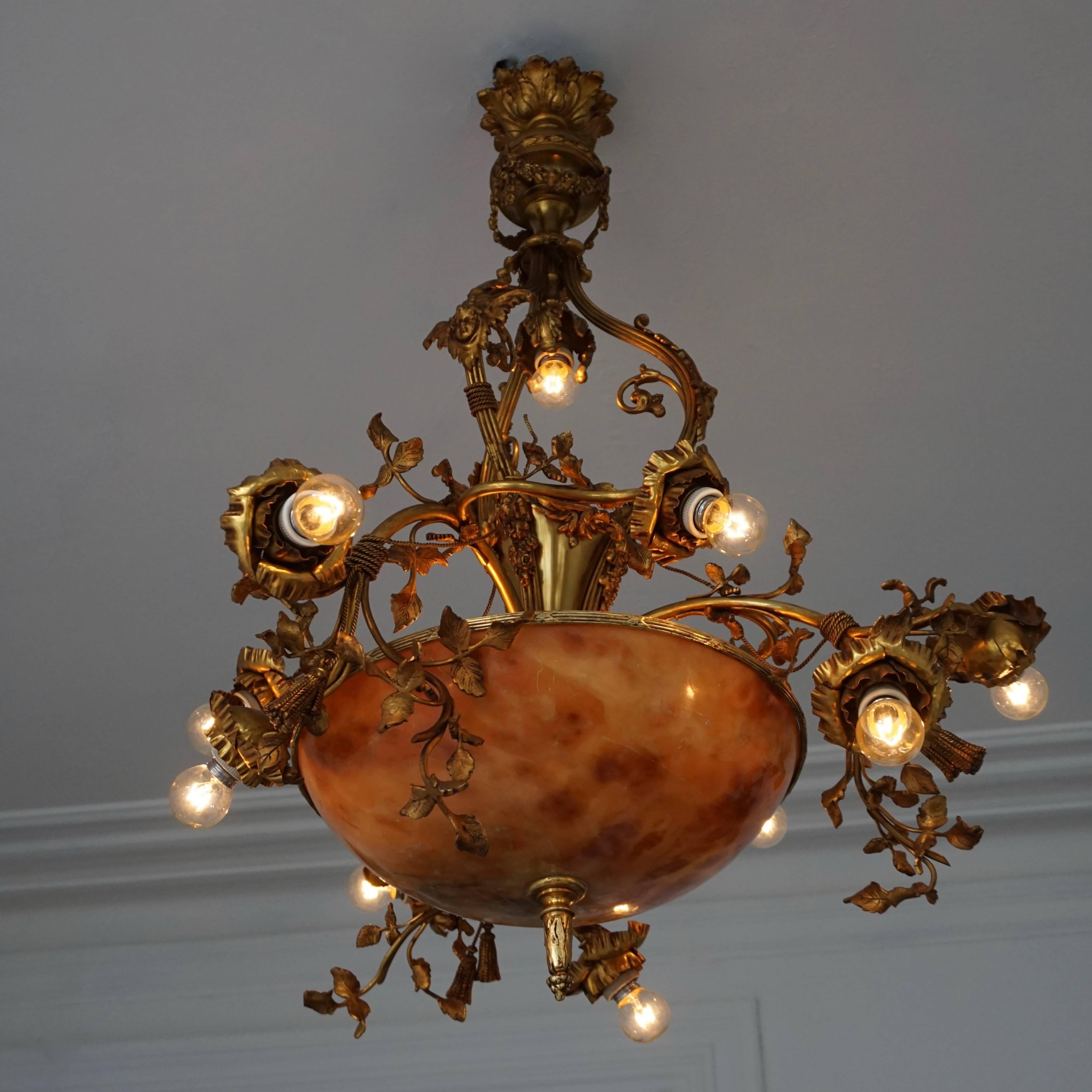 Belle-Époque-Kronleuchter aus vergoldeter Bronze und Alabaster (19. Jahrhundert) im Angebot