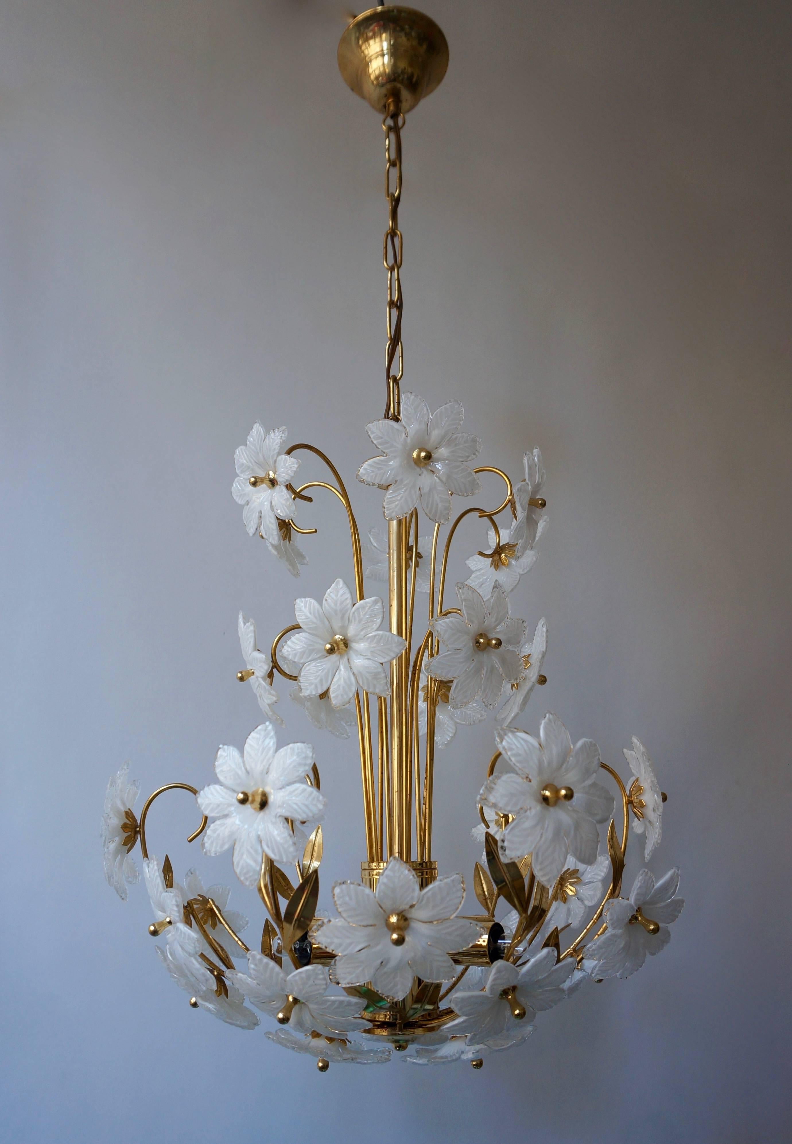 Italian Murano chandelier with 36 flowers in glass. Total height with the chain is 90 cm. Six E14 bulbs.